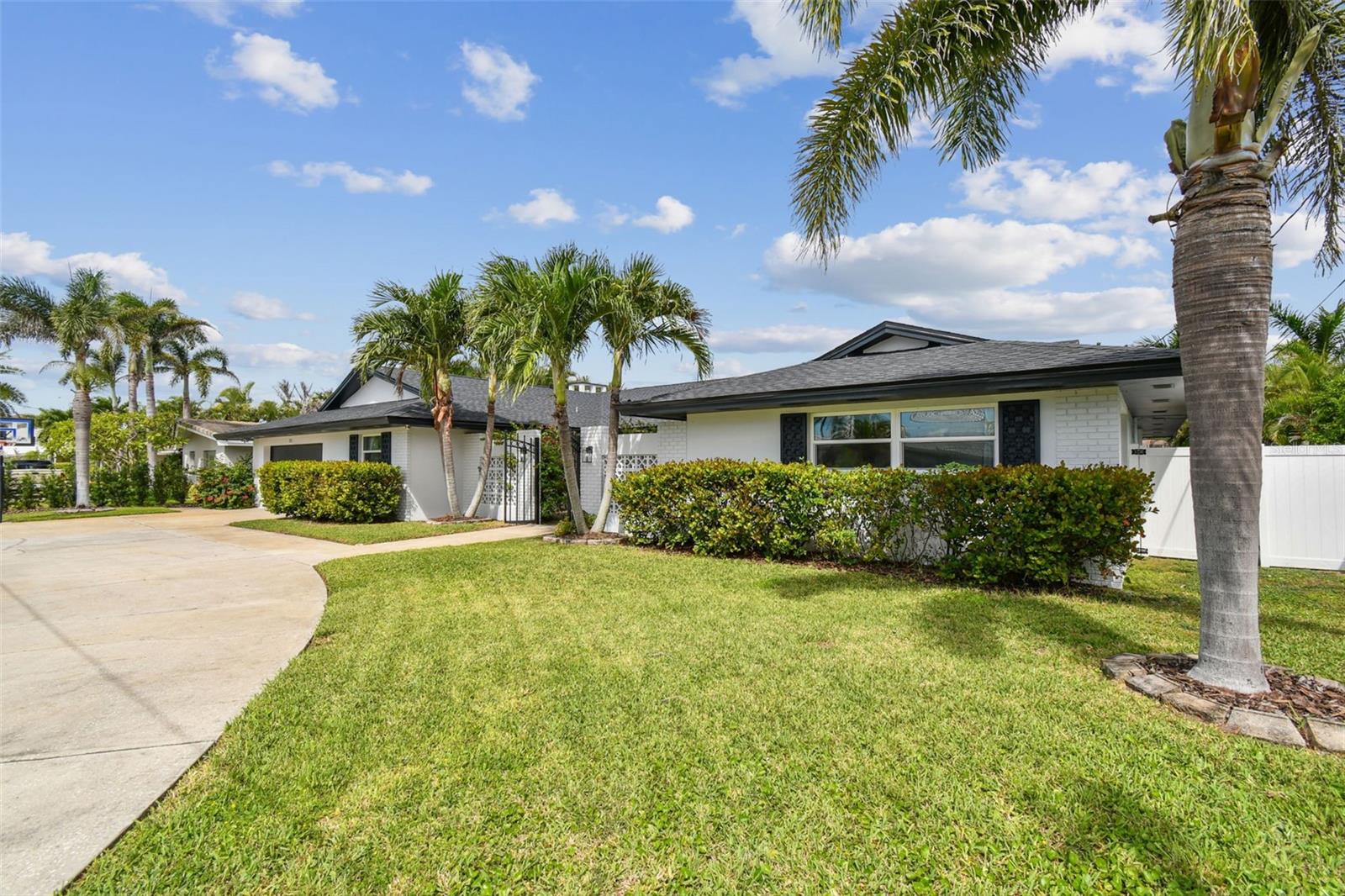 221 HOWARD DR, BELLEAIR BEACH, FL — photo 4
