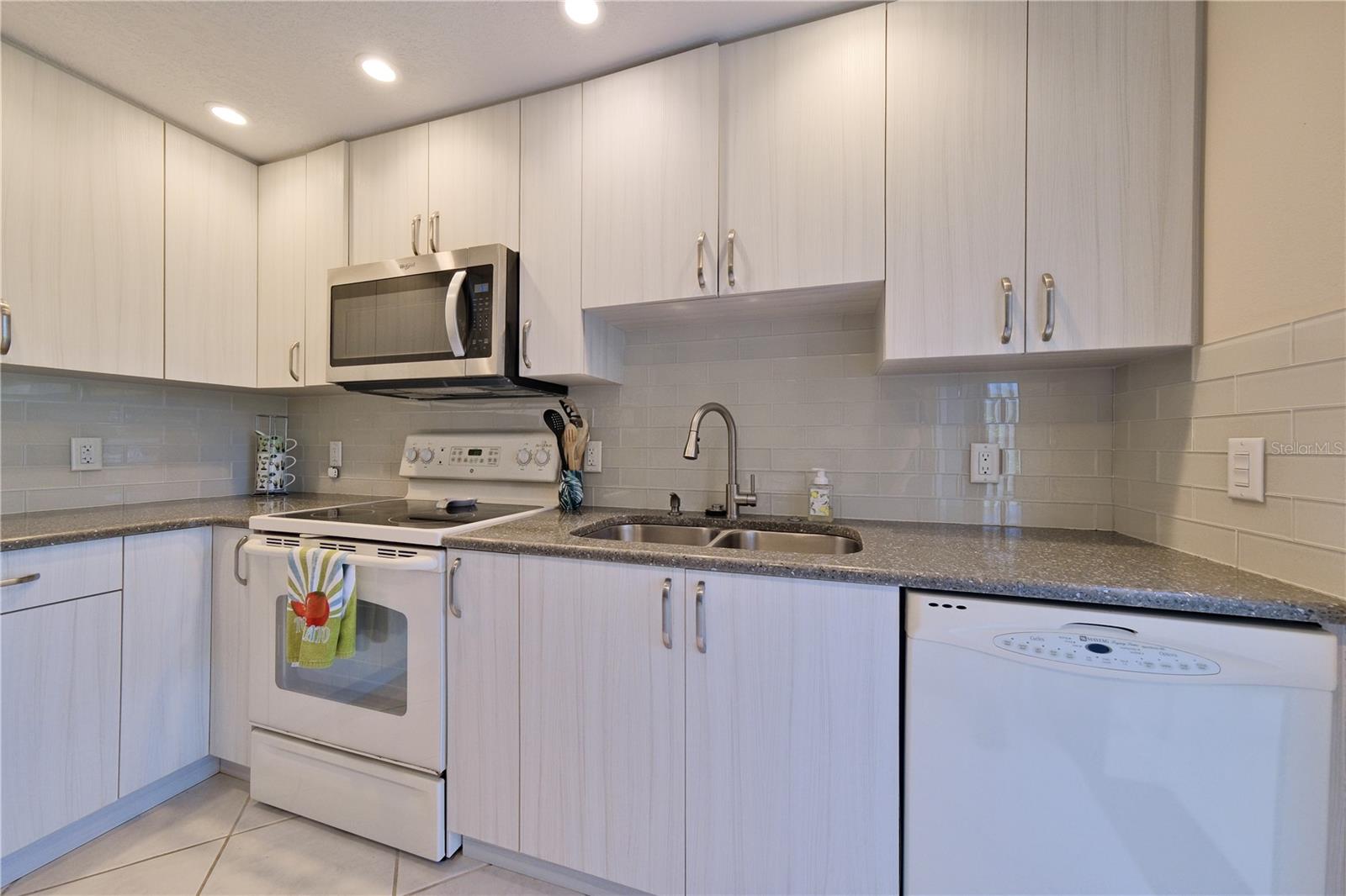 5257 MYRTLE WAY #29, SARASOTA, FL — photo 8