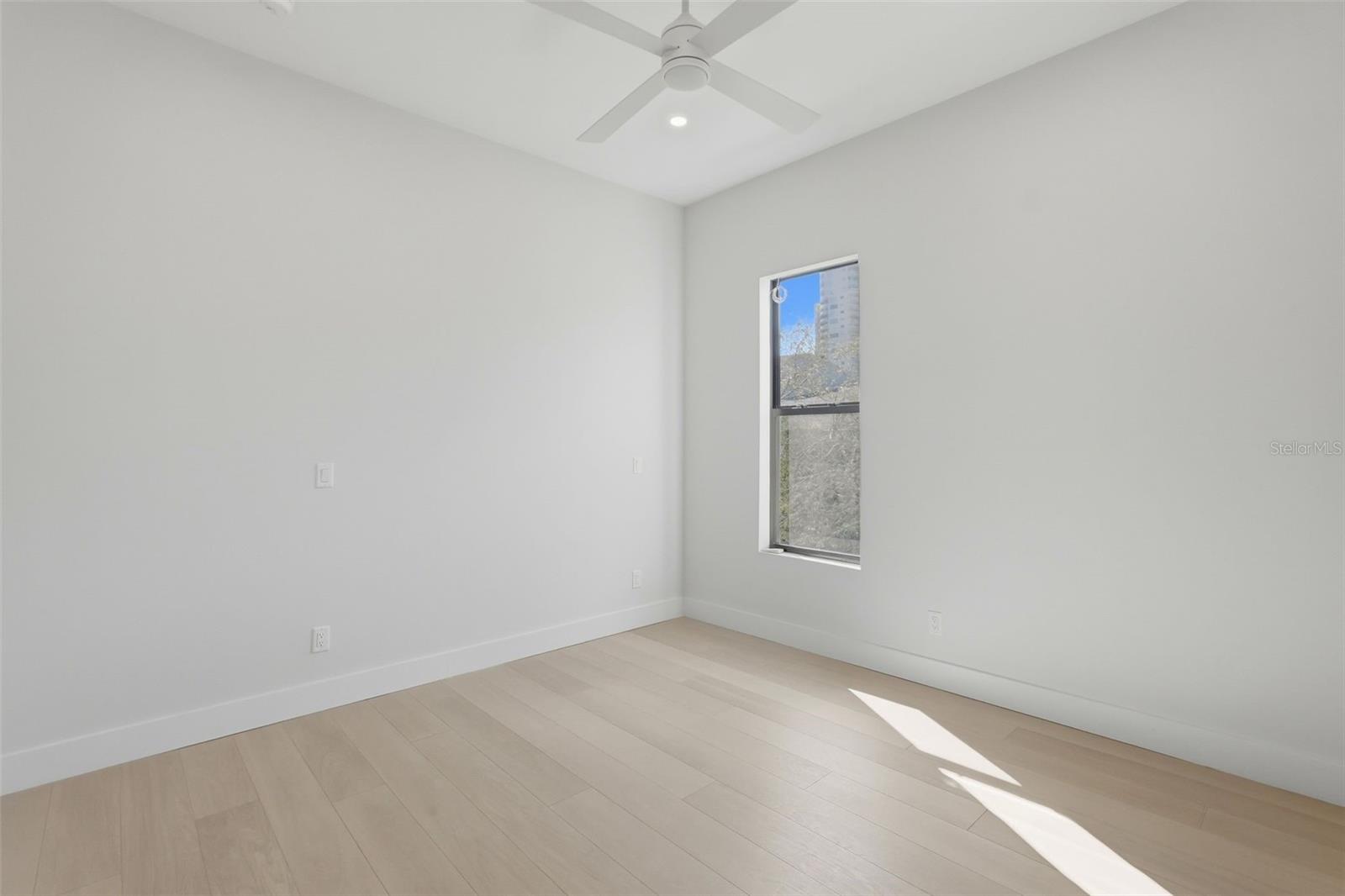 321 2ND ST N, ST PETERSBURG, FL — photo 27
