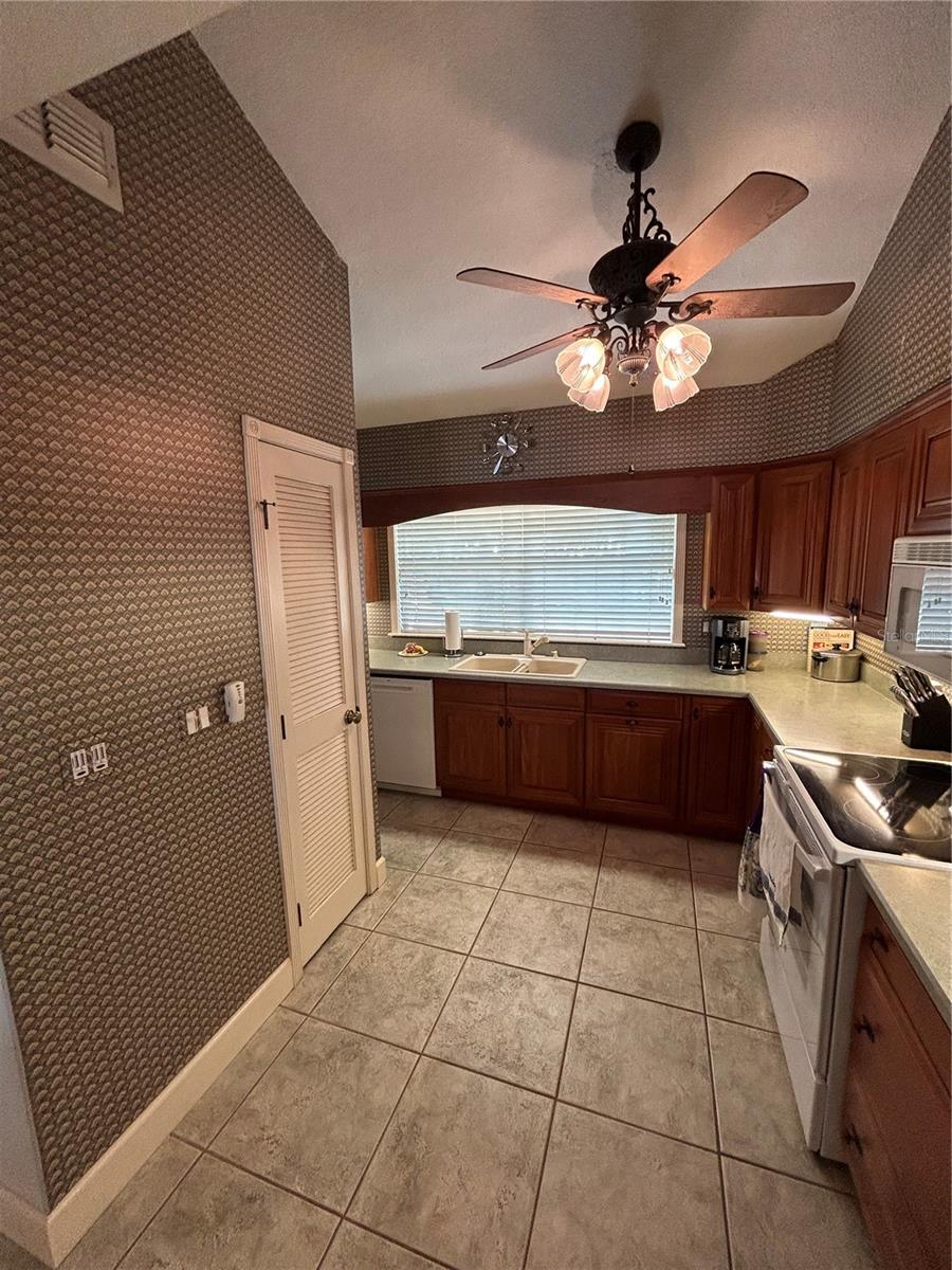 11001 SE SUNSET HARBOR RD #A04, SUMMERFIELD, FL — photo 4