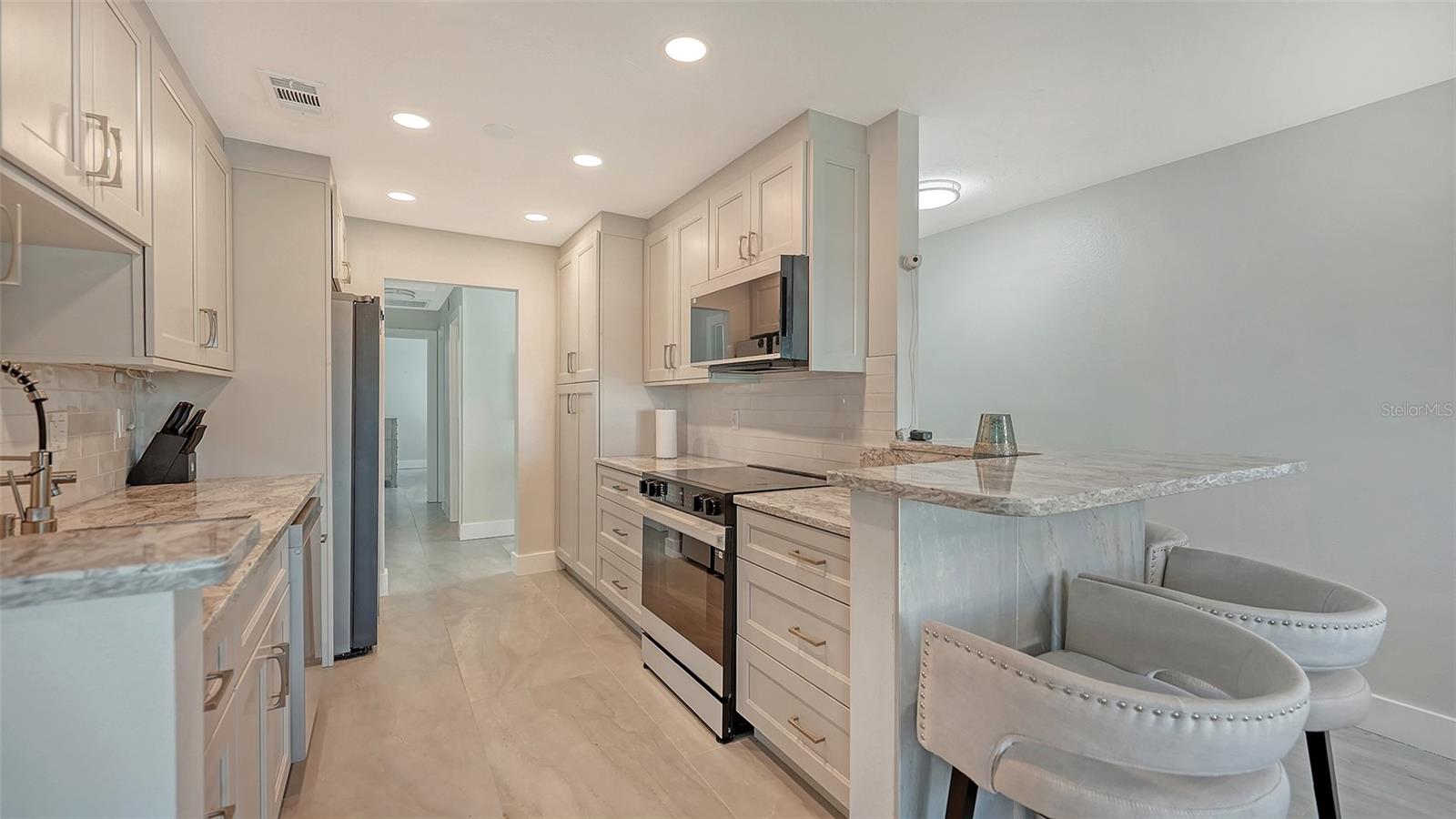 131 WHISPERING SANDS CIR #V33, SARASOTA, FL — photo 15