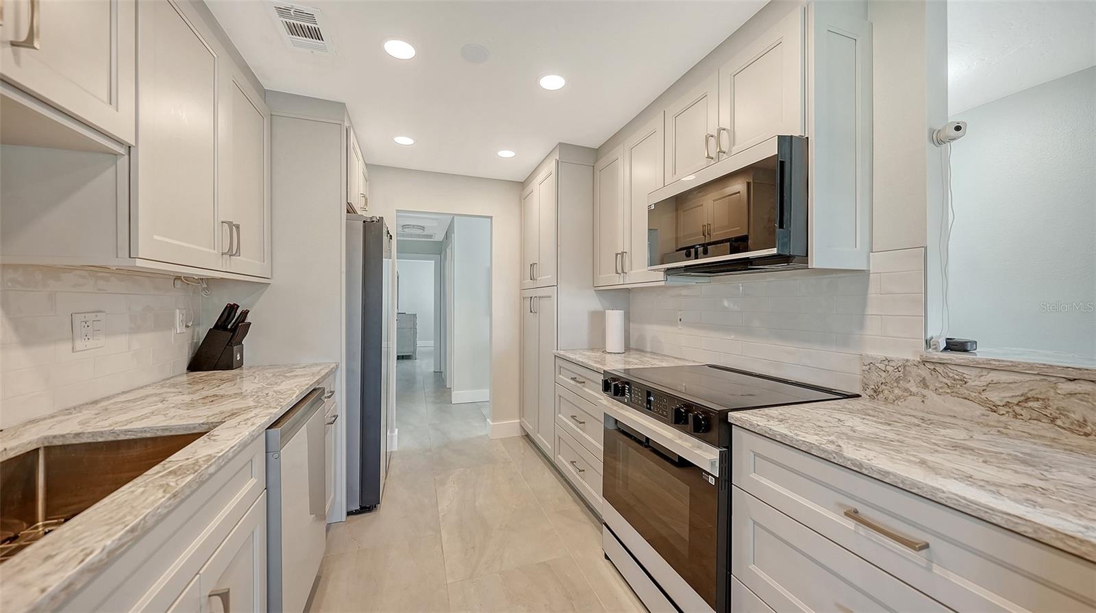 131 WHISPERING SANDS CIR #V33, SARASOTA, FL — photo 17