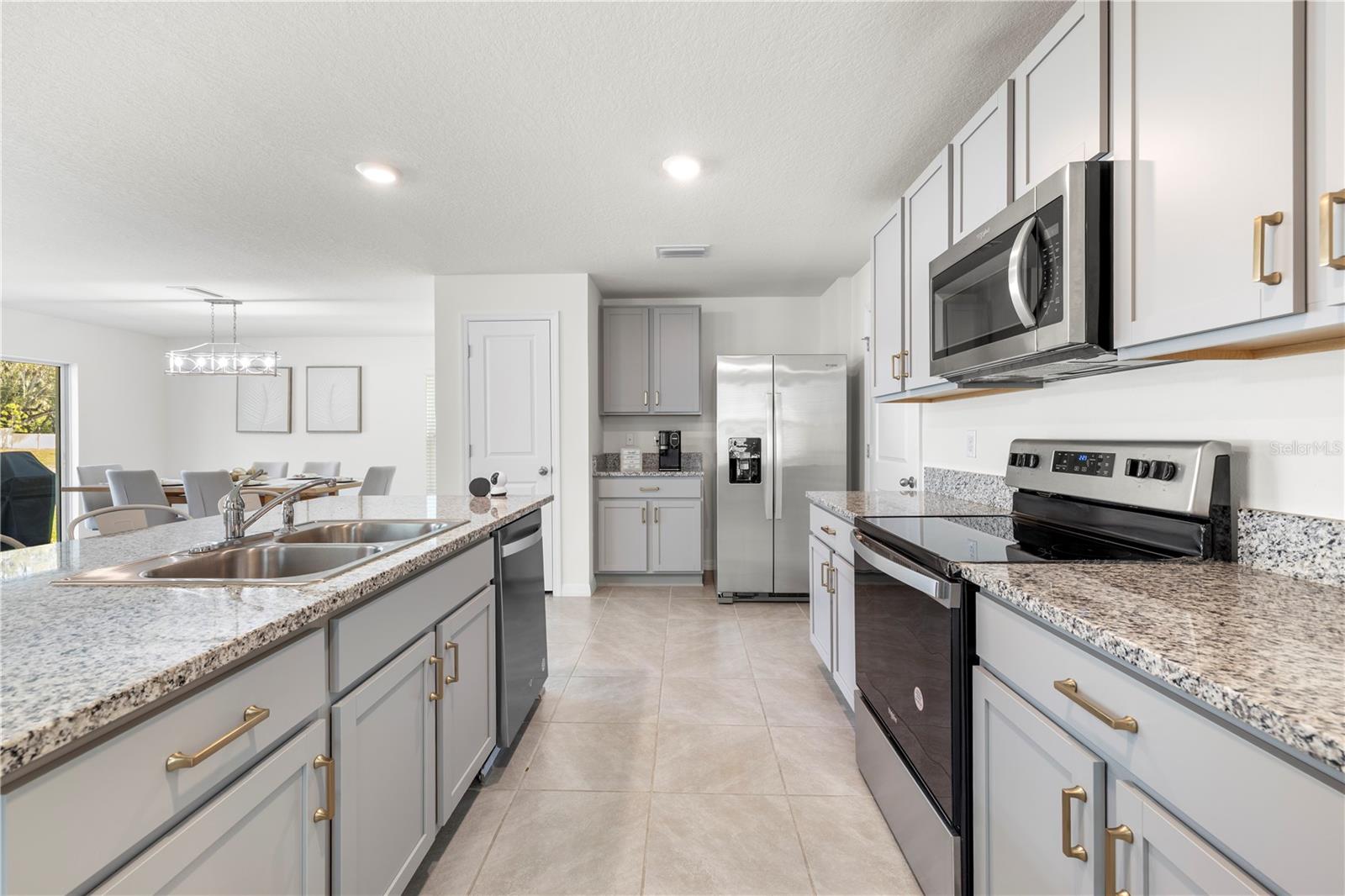 37247 KINGS CROWN DR, ZEPHYRHILLS, FL — photo 4