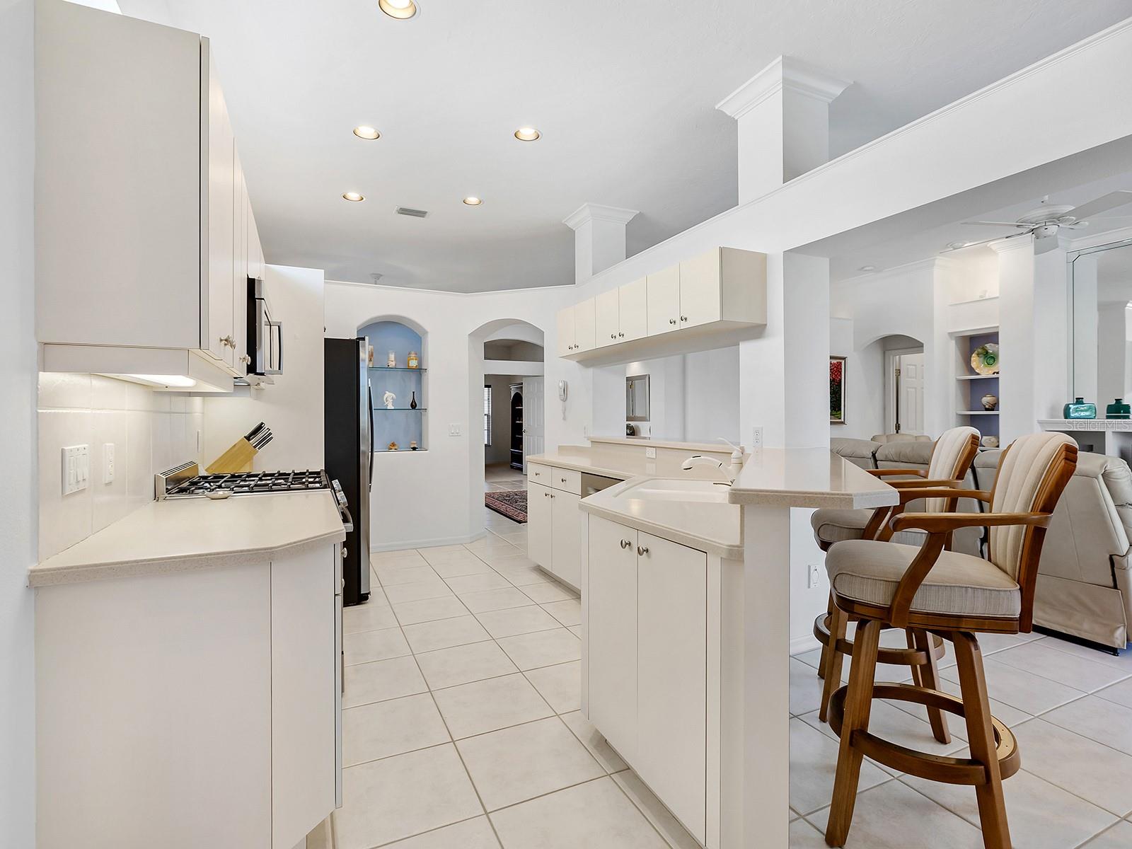 10106 GLENMORE AVE, BRADENTON, FL — photo 21