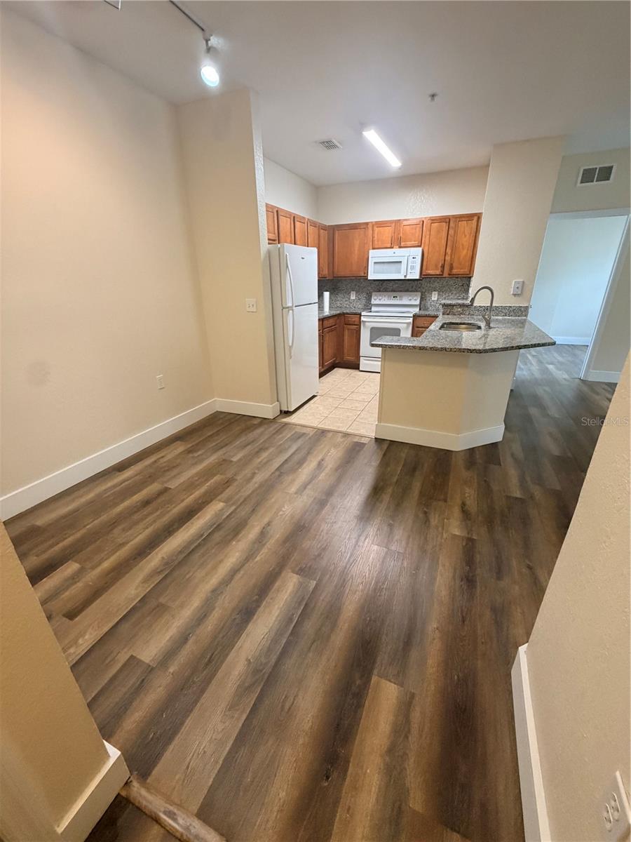 8137 CLAIRE ANN DR #207, ORLANDO, FL — photo 2