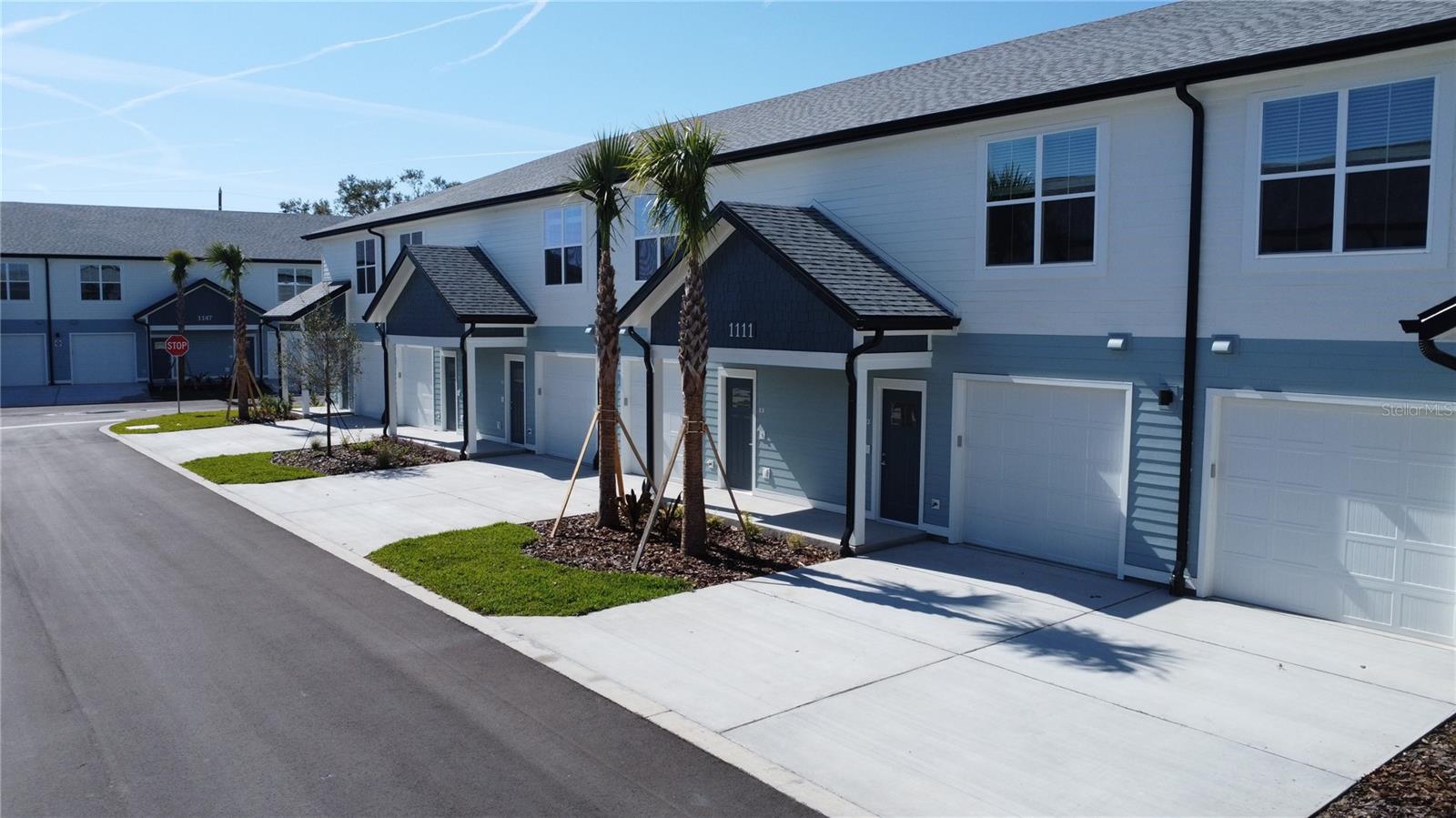 1075 E CAROLINE ST, TAVARES, FL