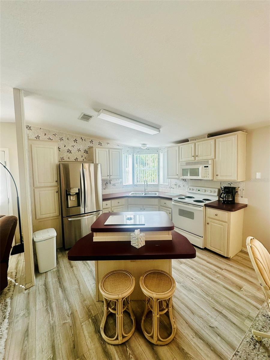 2305 BAY DR, BRADENTON, FL — photo 4