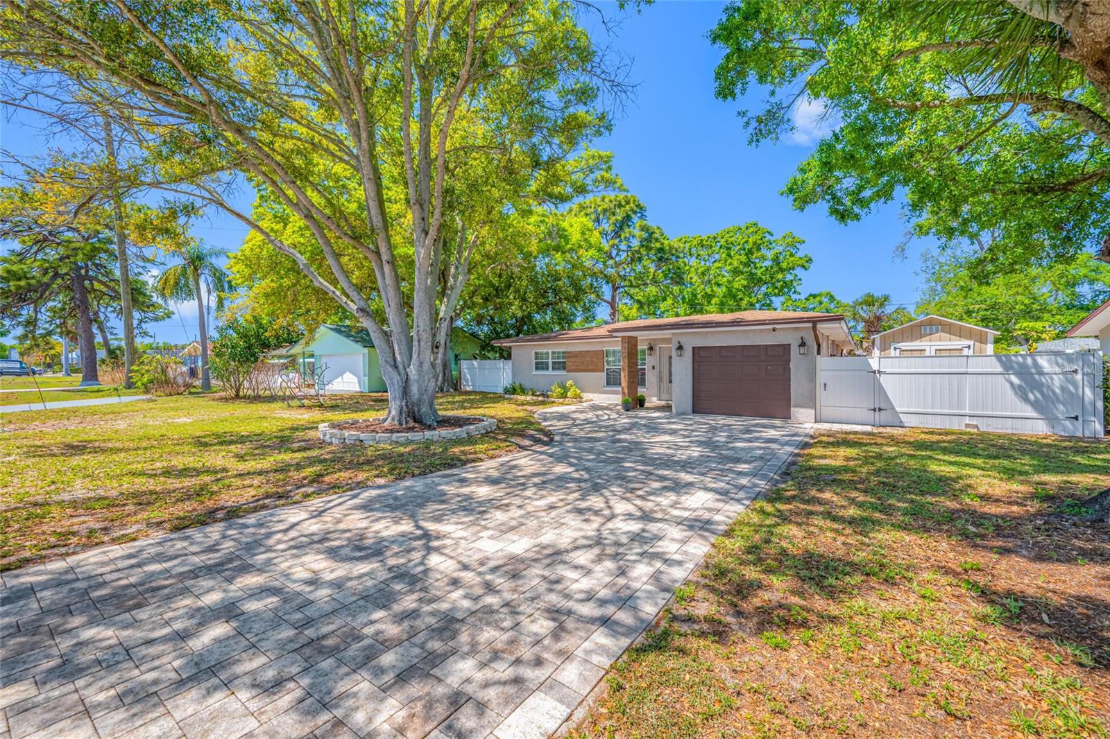 2212 NE COACHMAN RD, CLEARWATER, FL