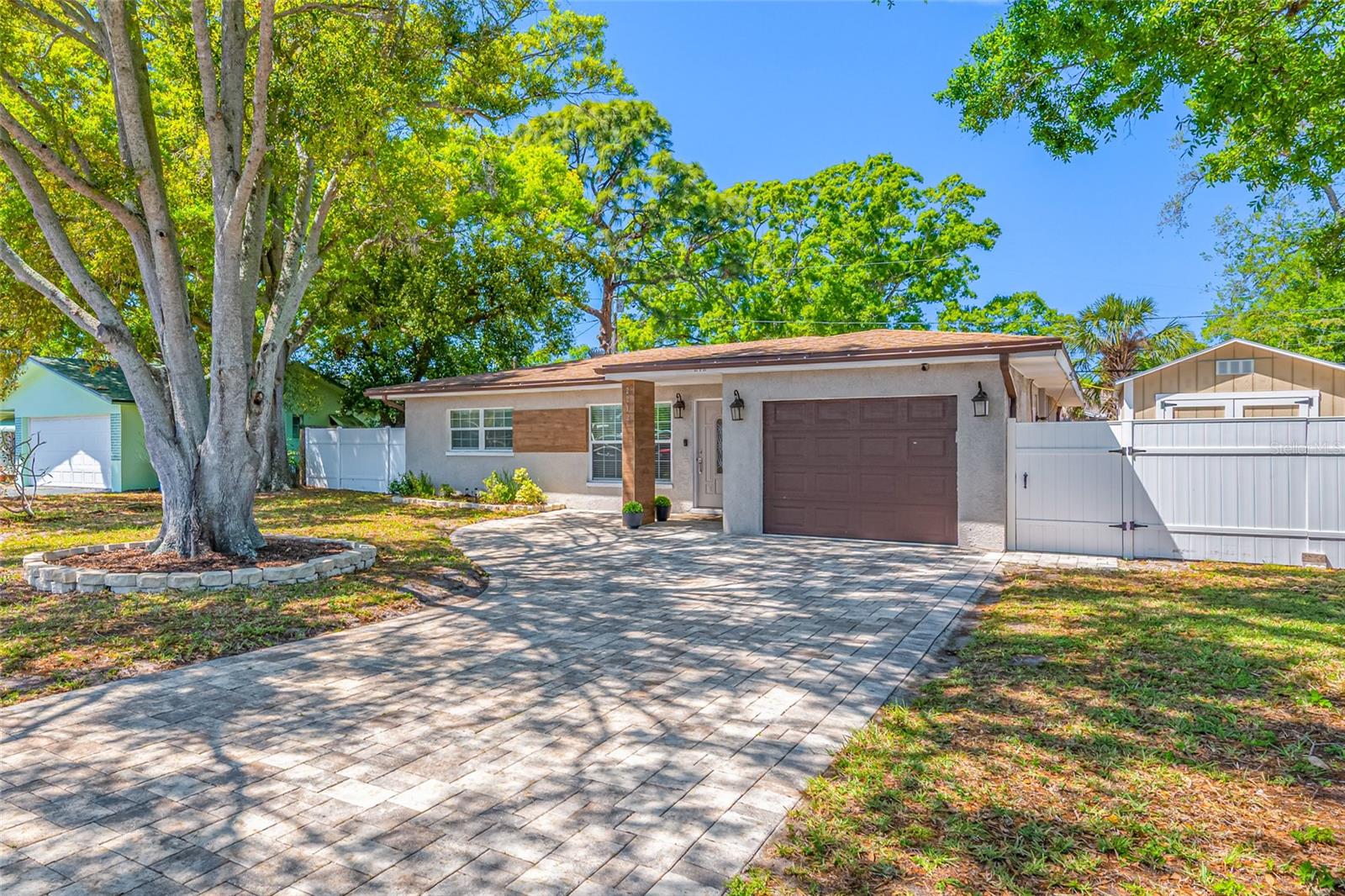 2212 NE COACHMAN RD, CLEARWATER, FL — photo 2