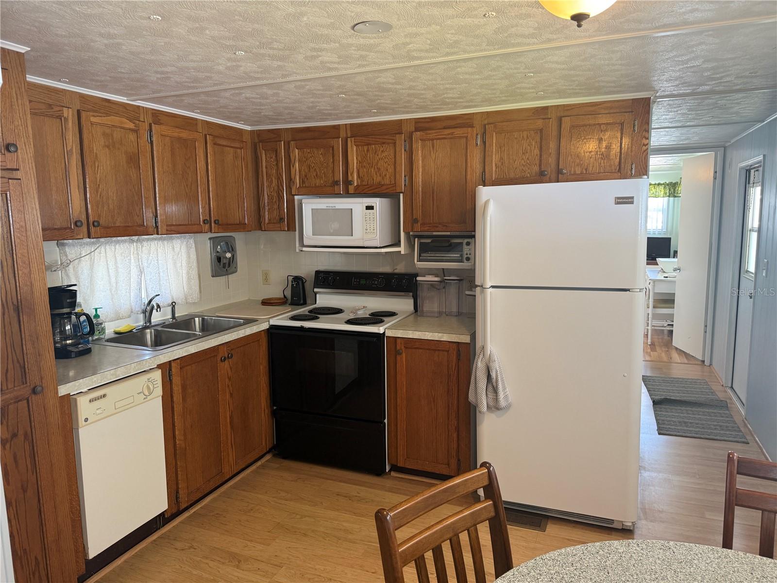 731 CAMELLIA DR, VENICE, FL — photo 2