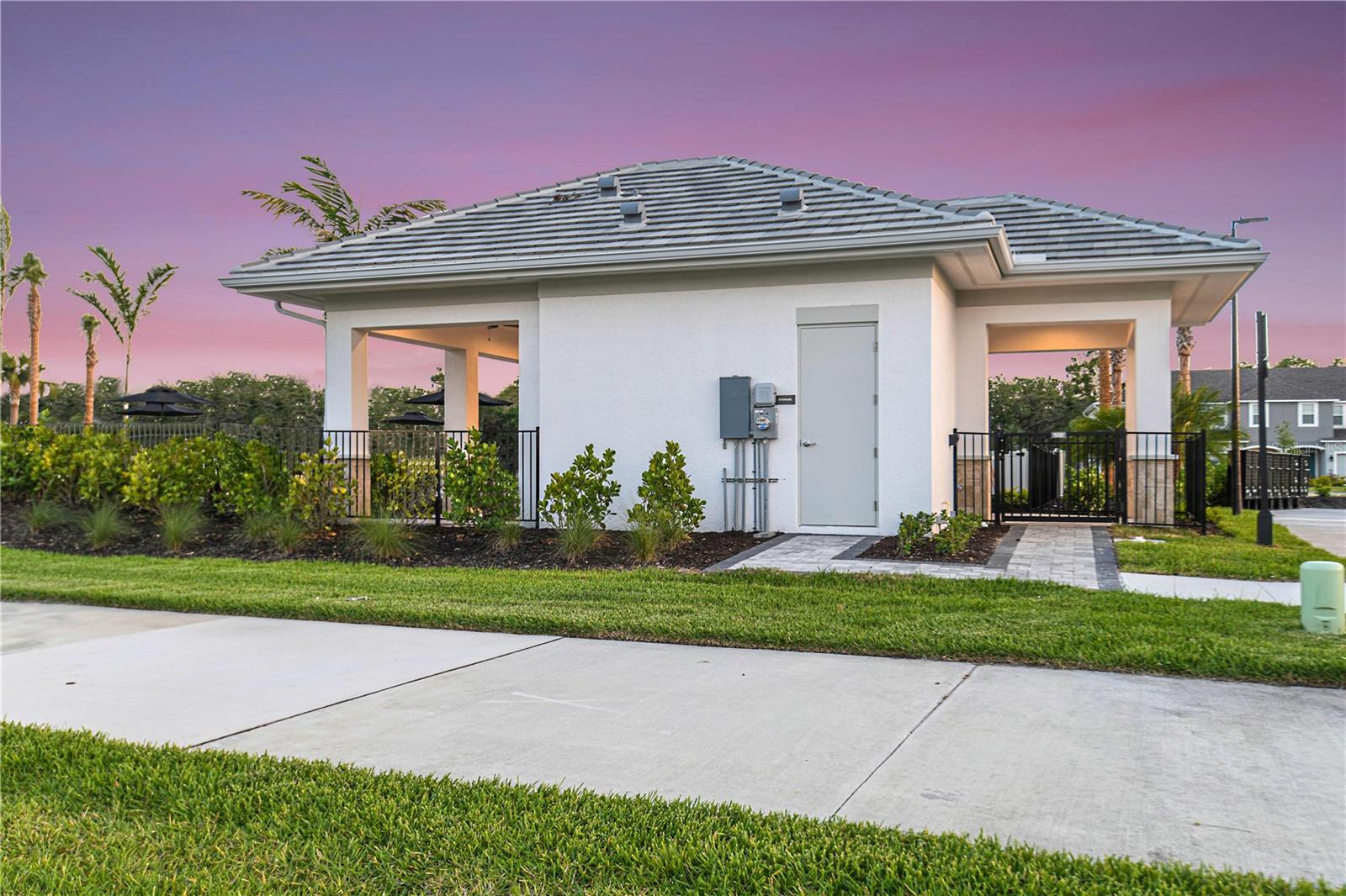 10601 ORBIT TER, SARASOTA, FL — photo 32