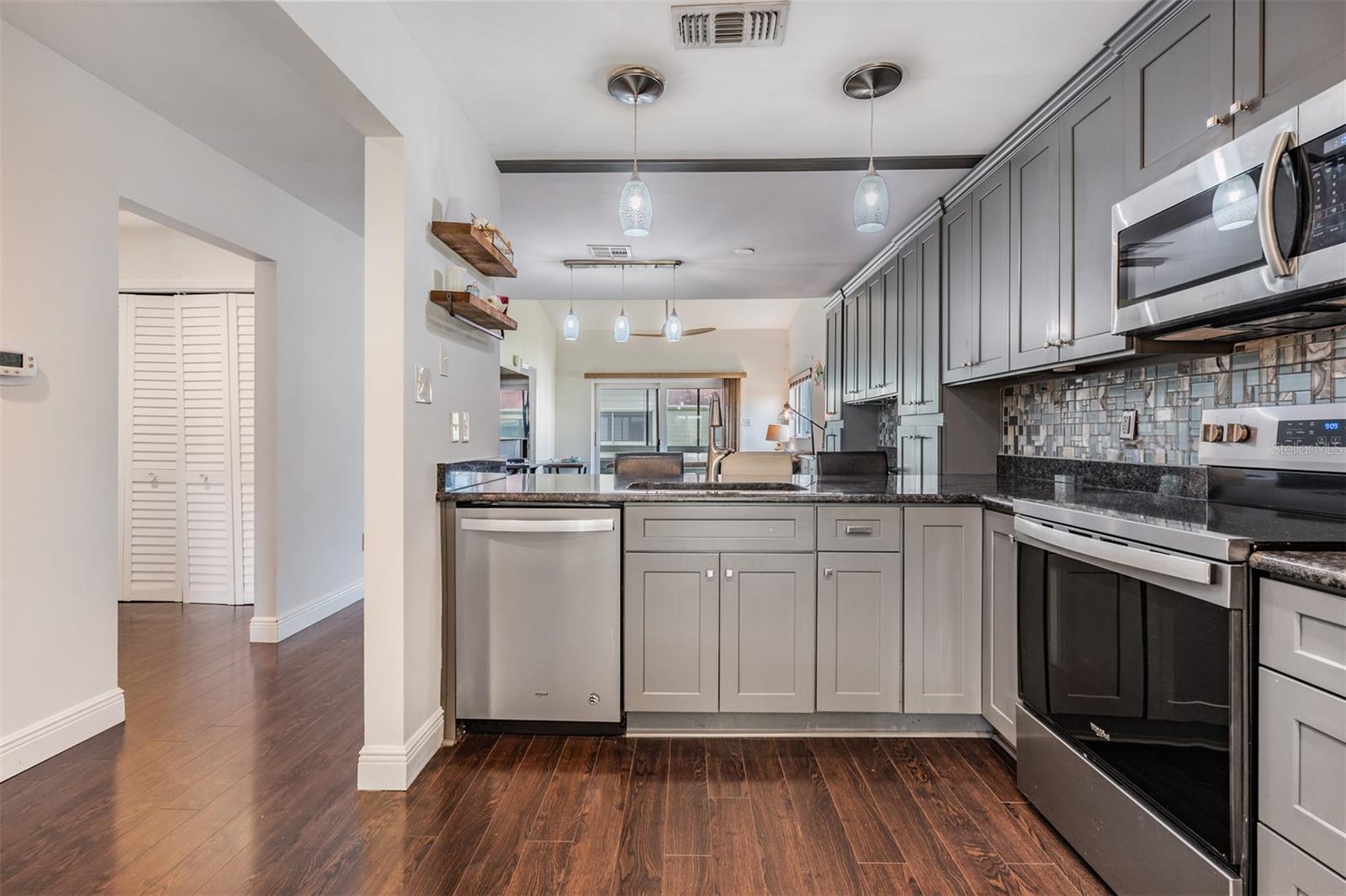 637 DRAKE LN N, DUNEDIN, FL — photo 7