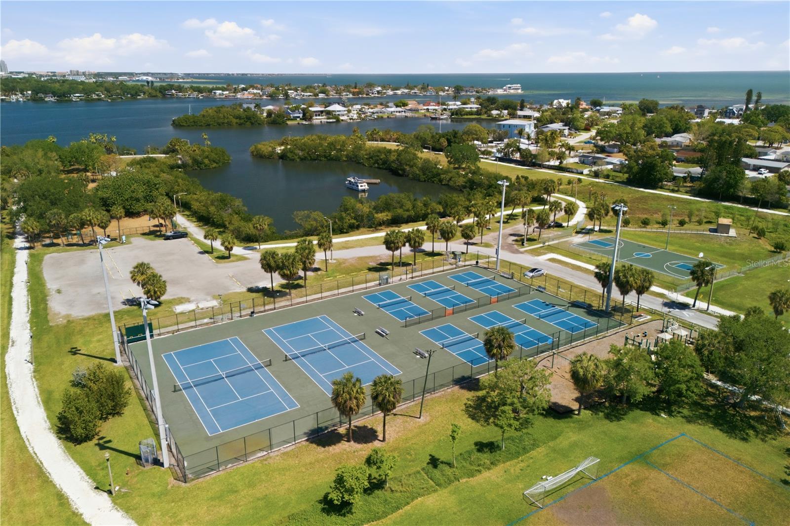 3871 MARINER DR, ST PETERSBURG, FL — photo 42