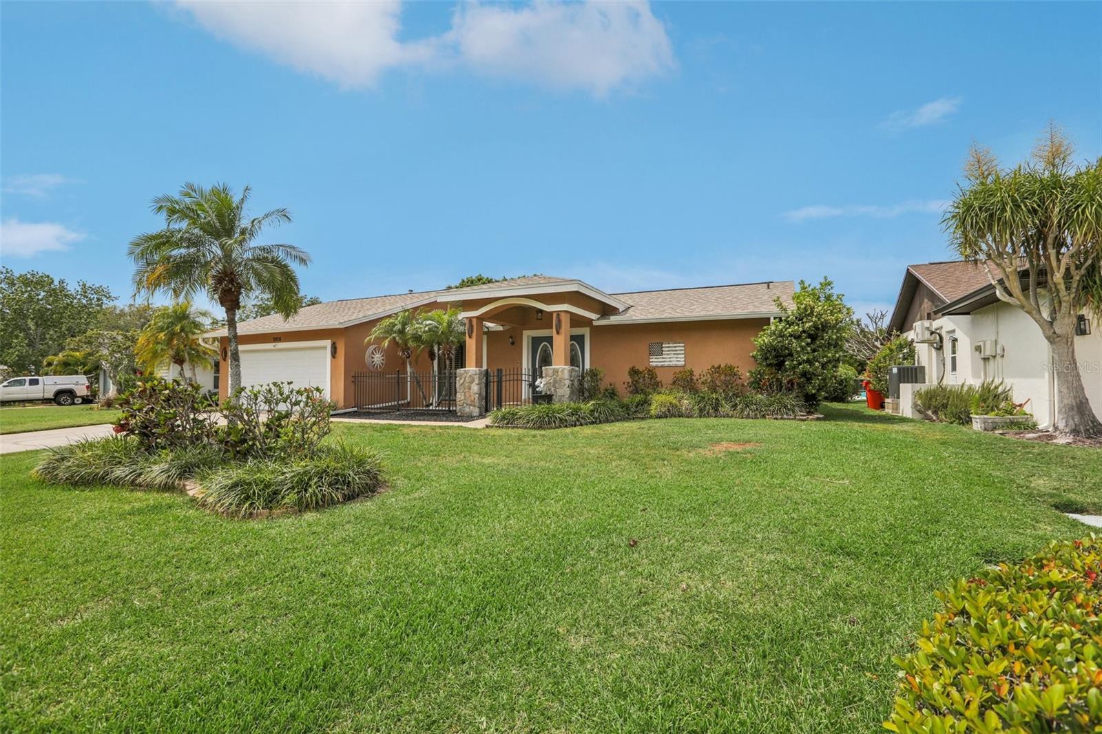 5916 OAKHURST DR, SEMINOLE, FL — photo 2