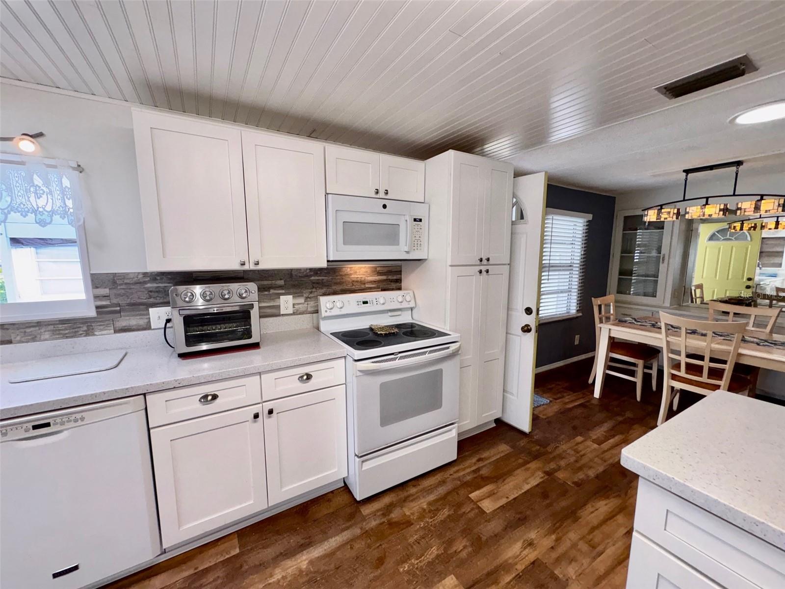 413 CERVINA DR N, VENICE, FL — photo 11