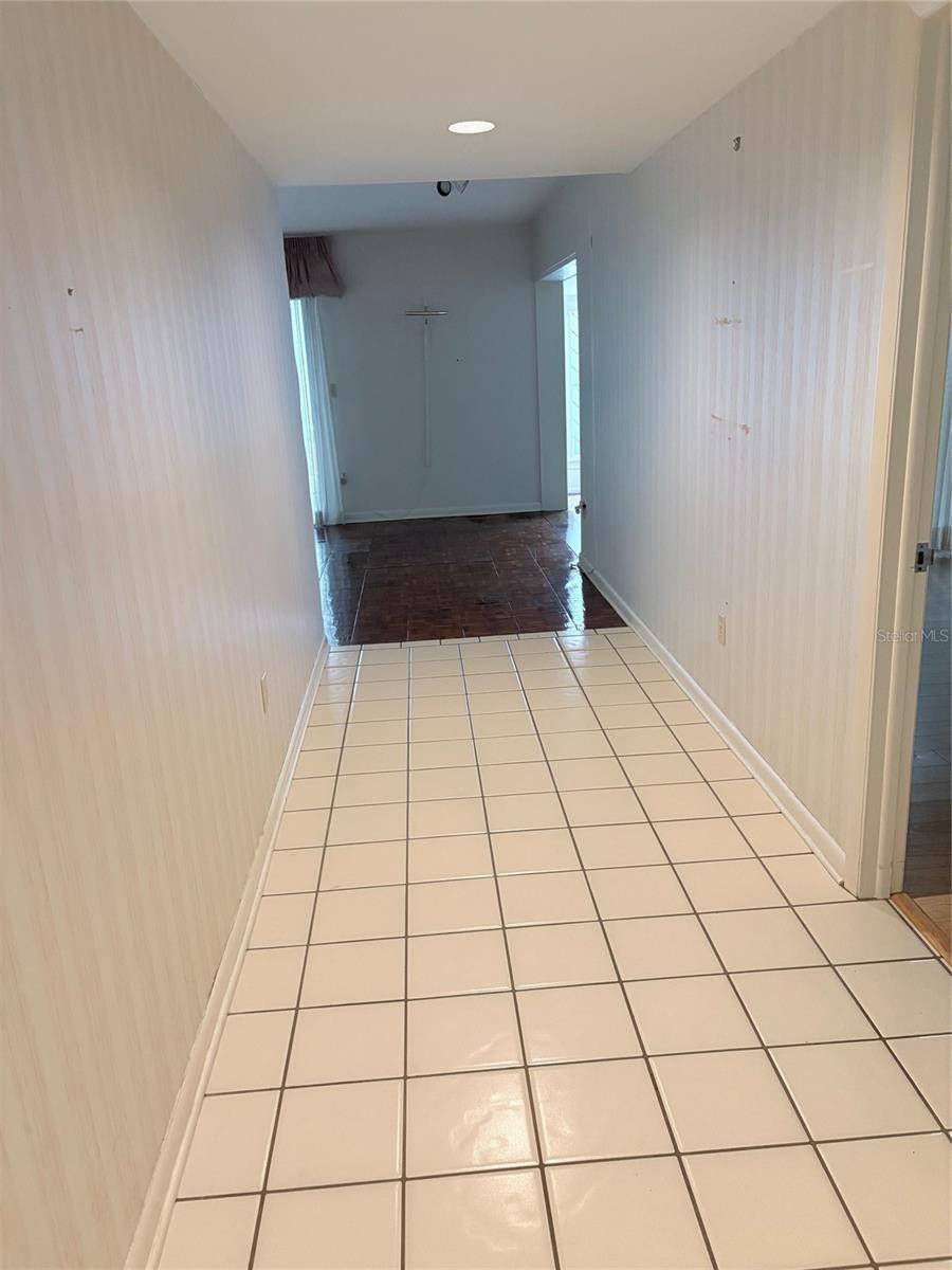 14111 CYPRESS CIR, TAMPA, FL — photo 3