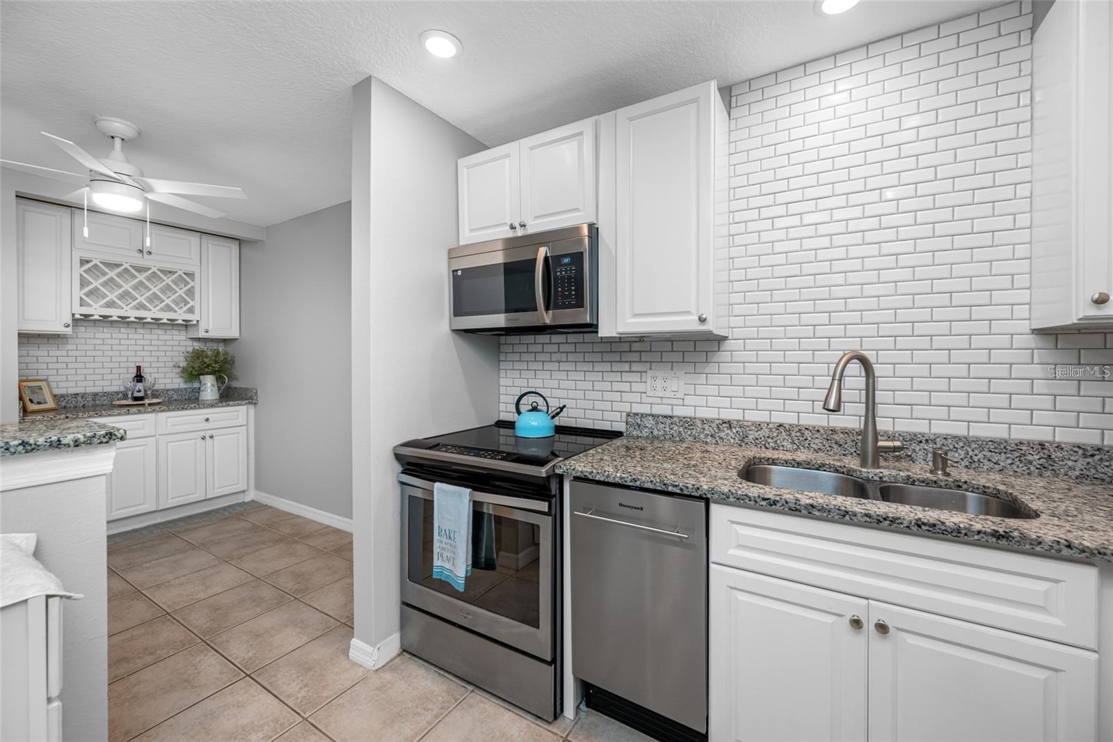 3295 FOX CHASE #105, PALM HARBOR, FL — photo 3