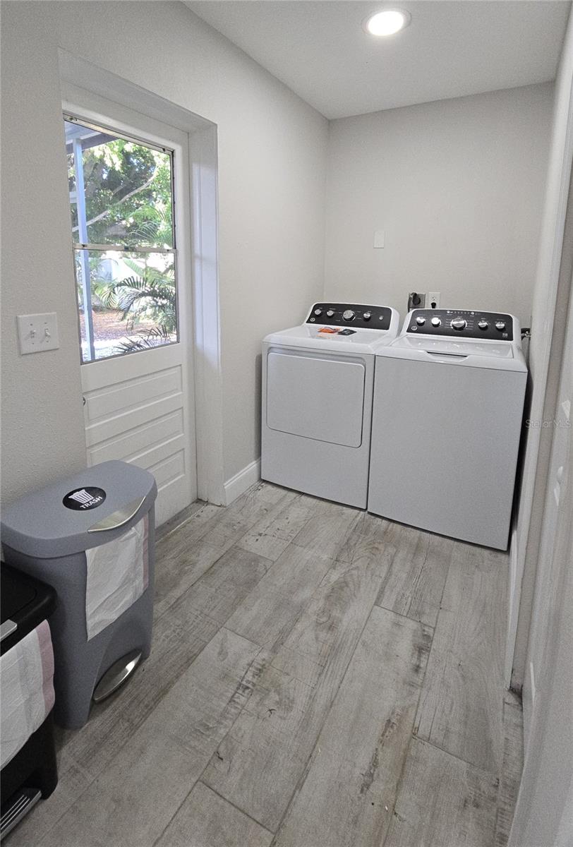 2107 PINE TER, SARASOTA, FL — photo 22