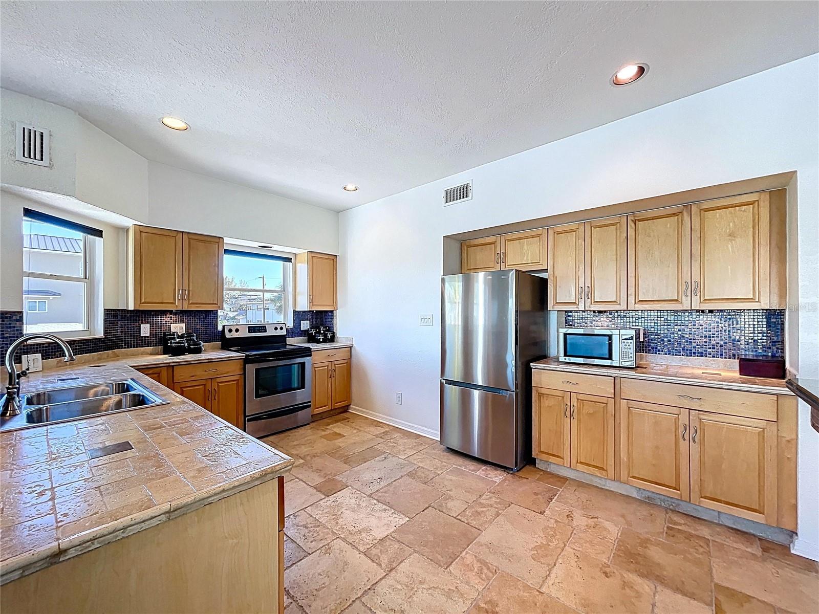 8485 BLIND PASS DR, TREASURE ISLAND, FL — photo 11