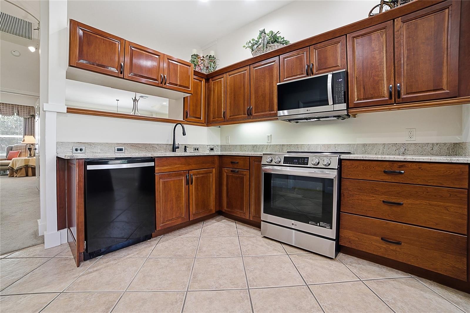 1832 HARTFORD PATH, THE VILLAGES, FL — photo 8