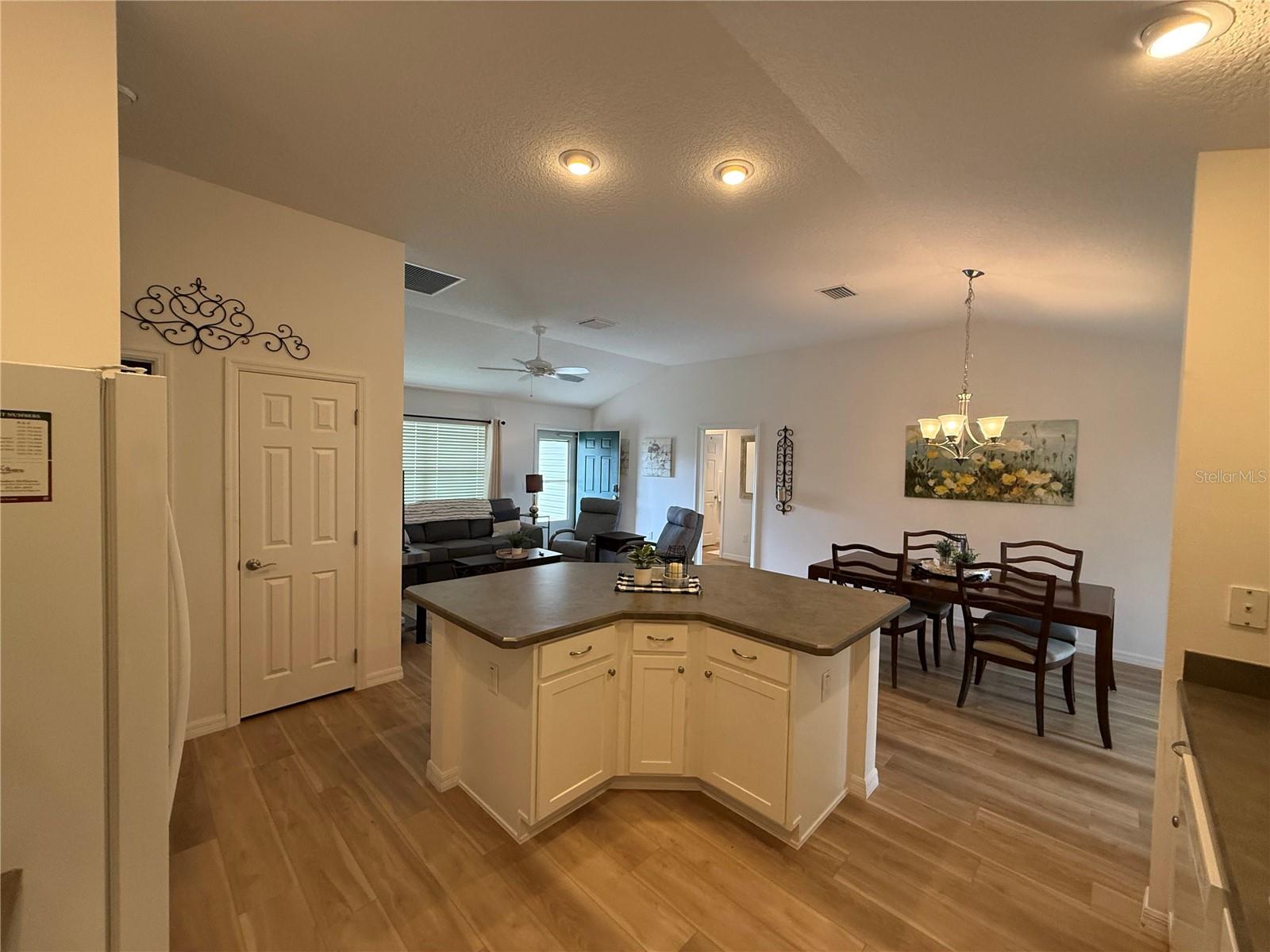 3135 BURNS DR, THE VILLAGES, FL — photo 9