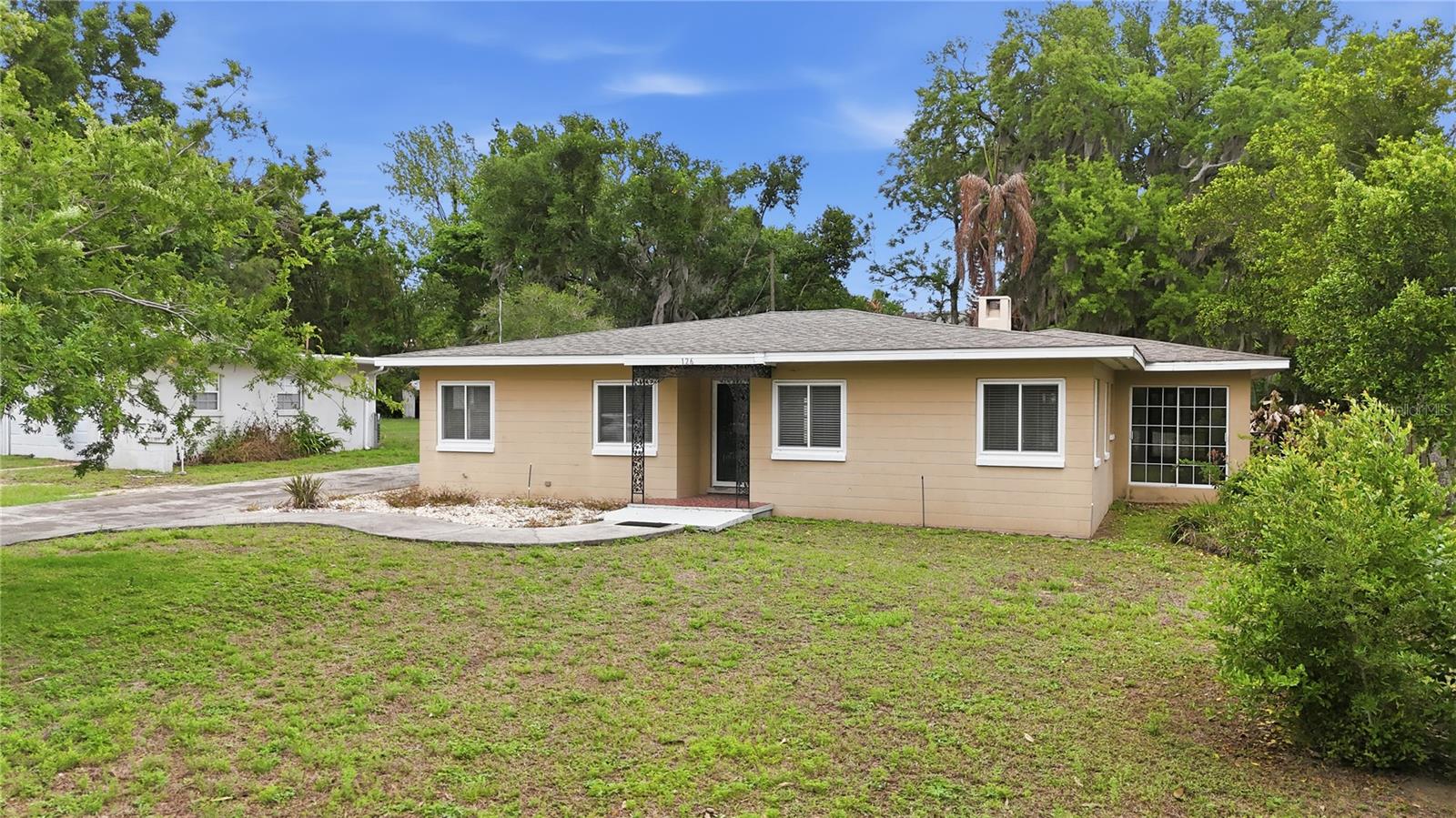 126 E MAGNOLIA AVE, HOWEY IN THE HILLS, FL