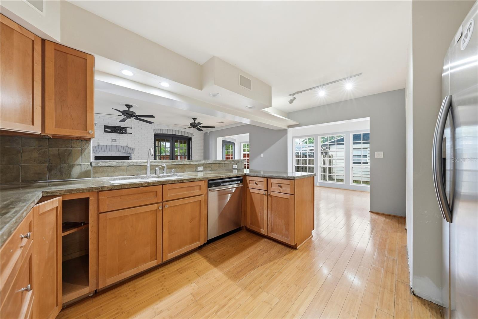 126 E MAGNOLIA AVE, HOWEY IN THE HILLS, FL — photo 21