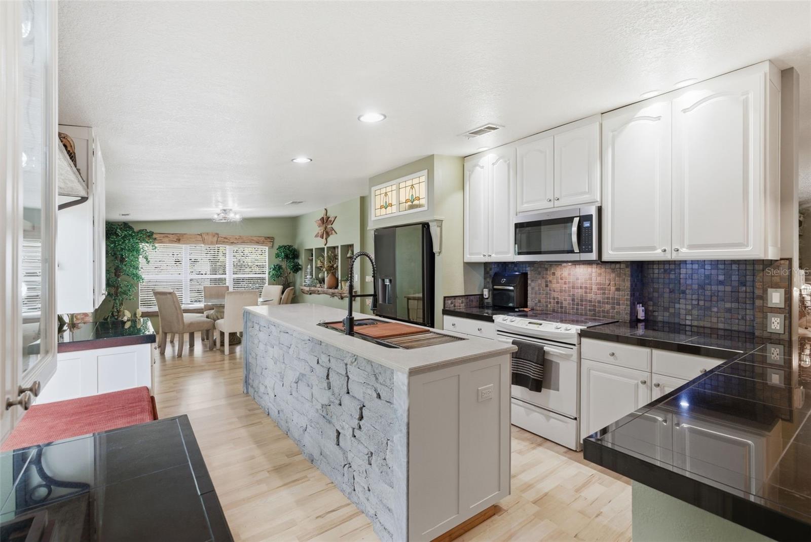 9101 WOOD TERRACE DR, TAMPA, FL — photo 7