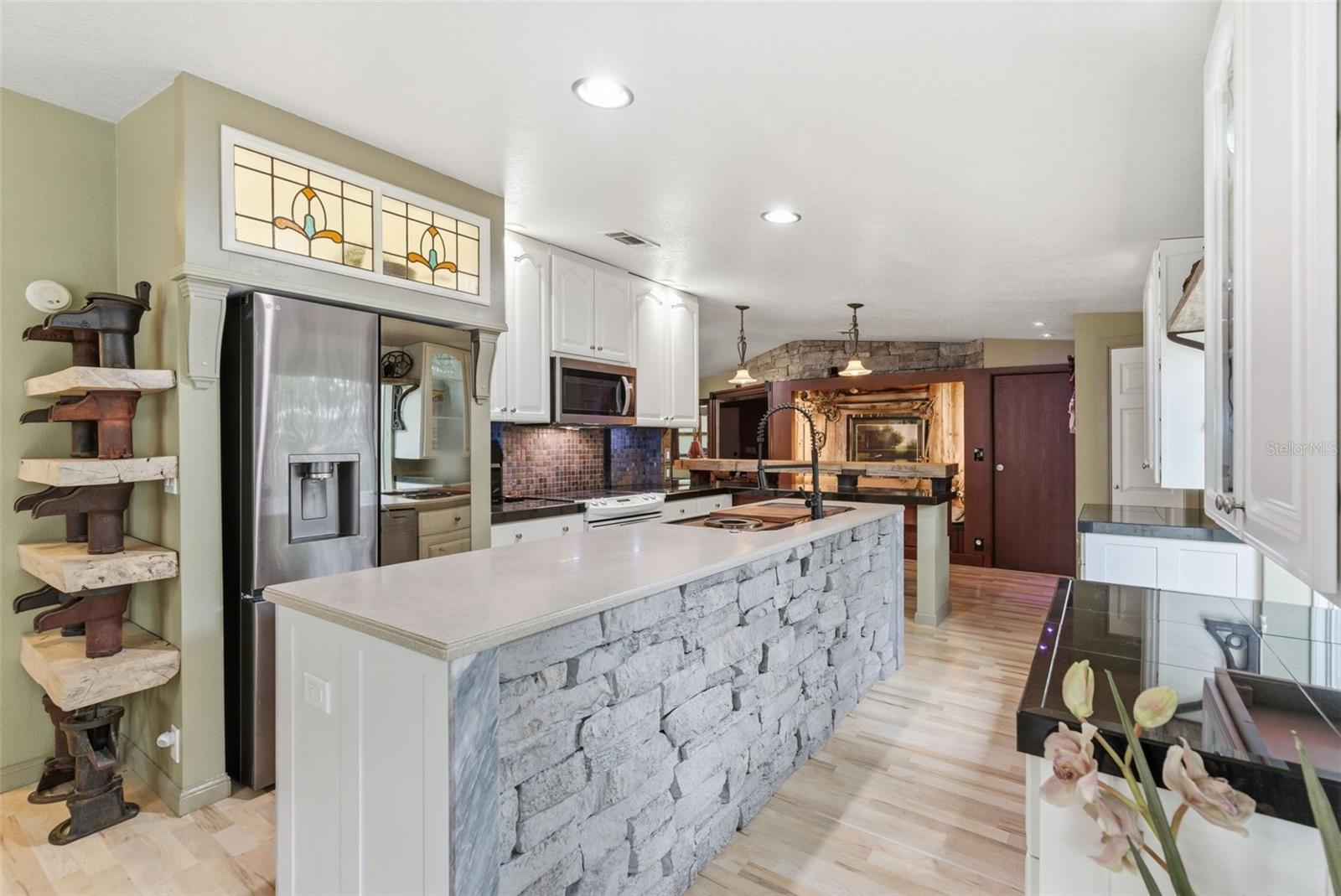 9101 WOOD TERRACE DR, TAMPA, FL — photo 9