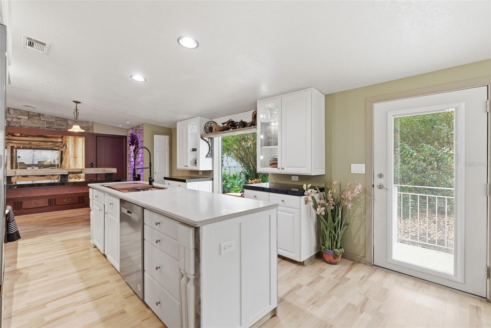 9101 WOOD TERRACE DR, TAMPA, FL — photo 10