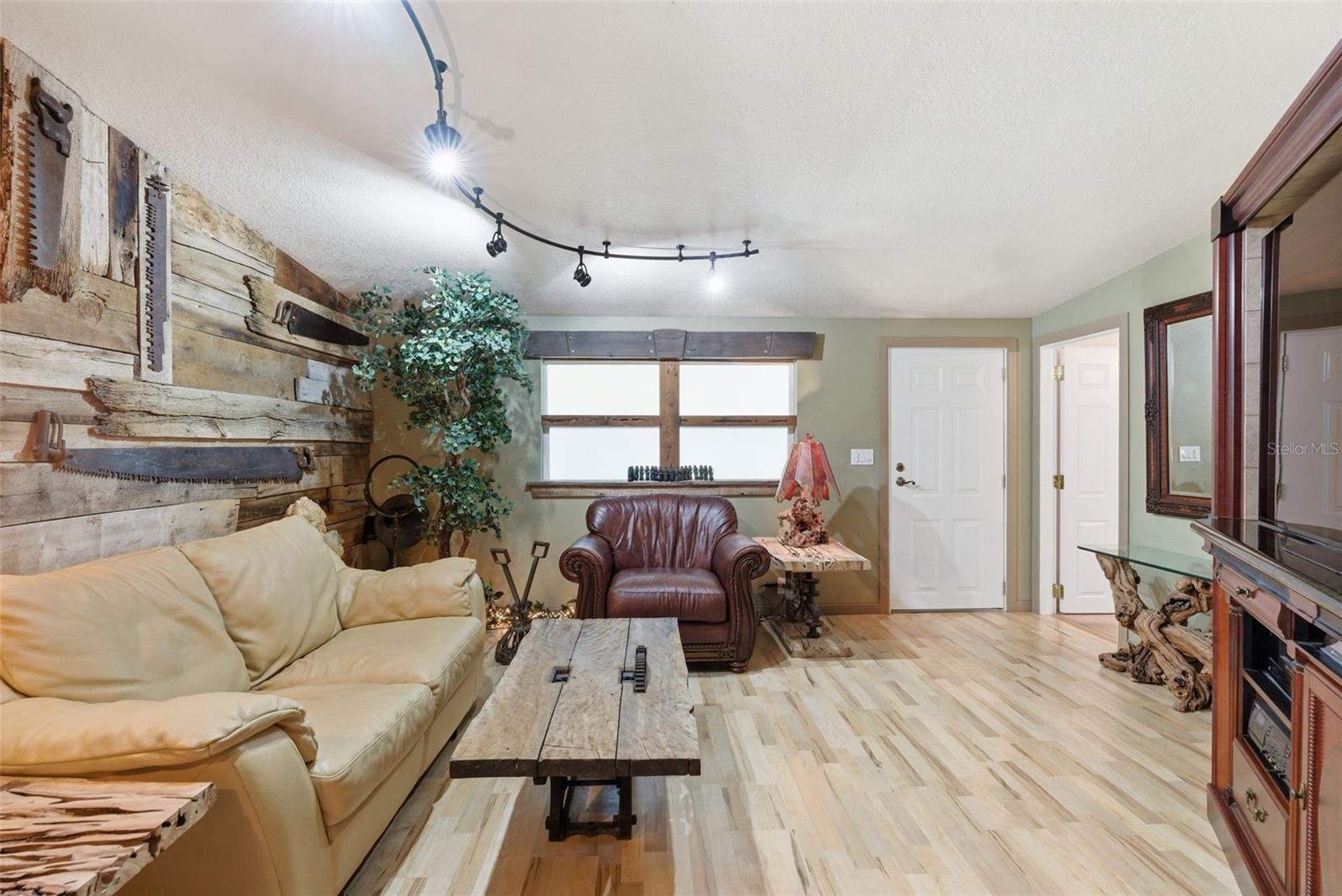9101 WOOD TERRACE DR, TAMPA, FL — photo 13
