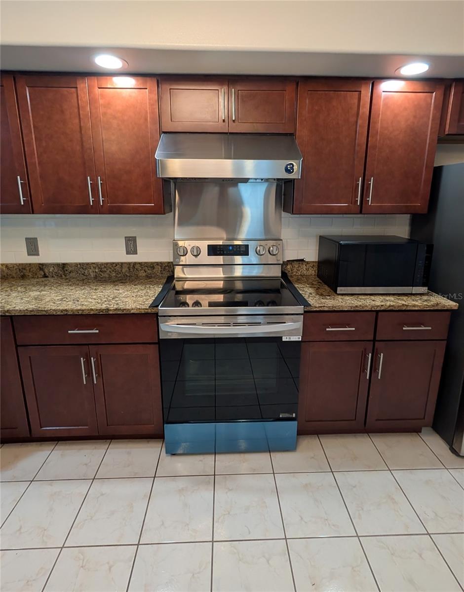 858 MENDOZA DR, KISSIMMEE, FL — photo 32
