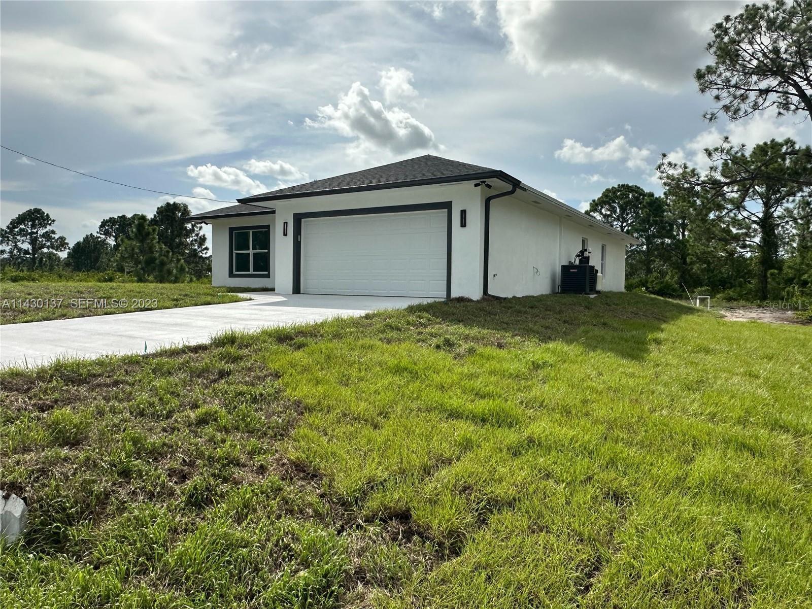1125 MILWAUKEE BLVD, LEHIGH ACRES, FL — photo 2