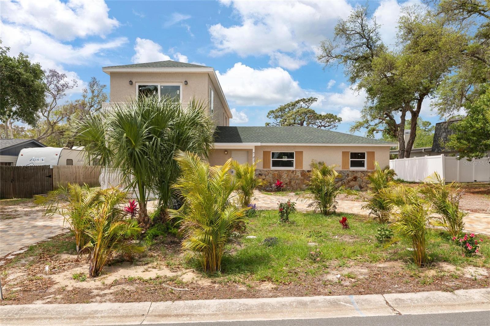 743 BAYSHORE DR, TARPON SPRINGS, FL — photo 2