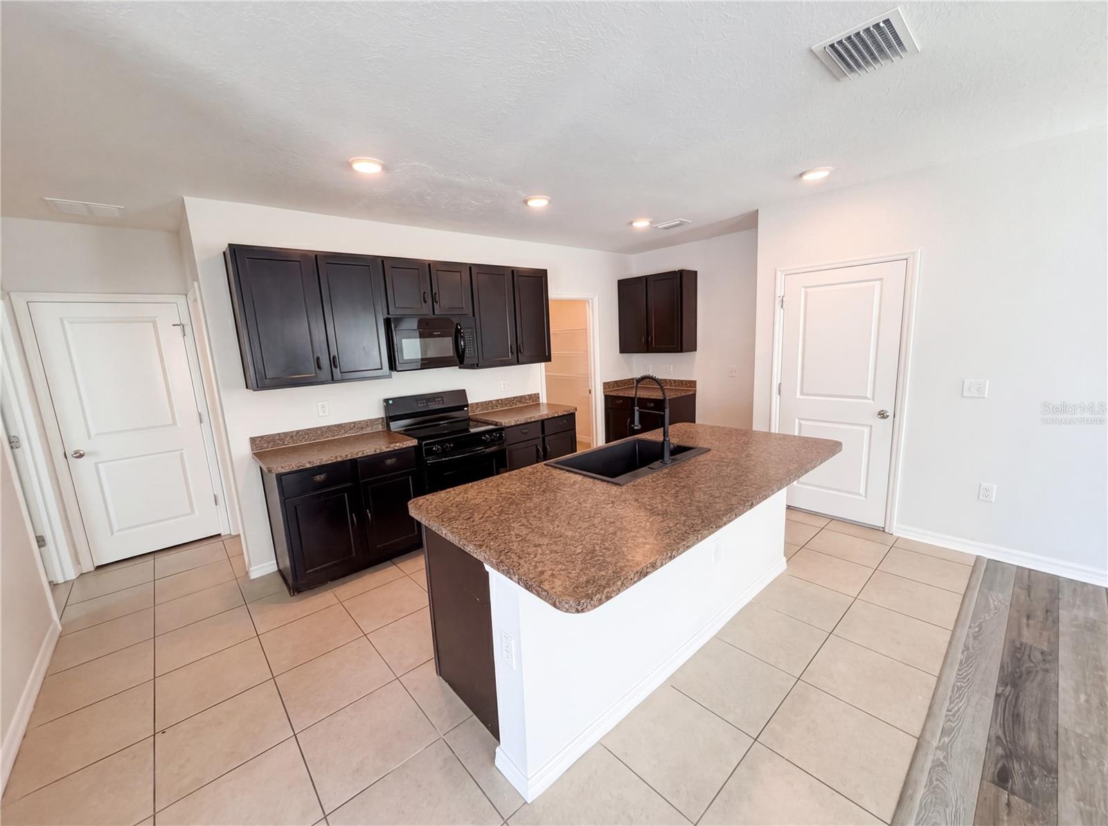 10225 MANGROVE WELL RD, SUN CITY CENTER, FL — photo 2