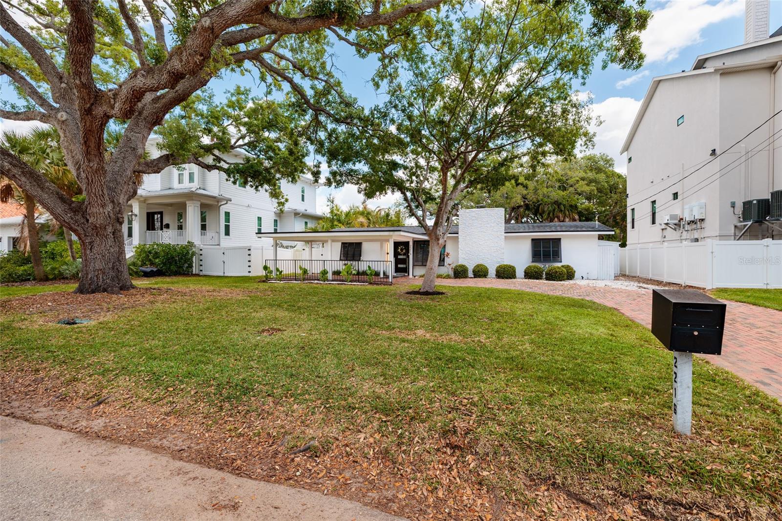 2216 S OCCIDENT ST, TAMPA, FL — photo 2