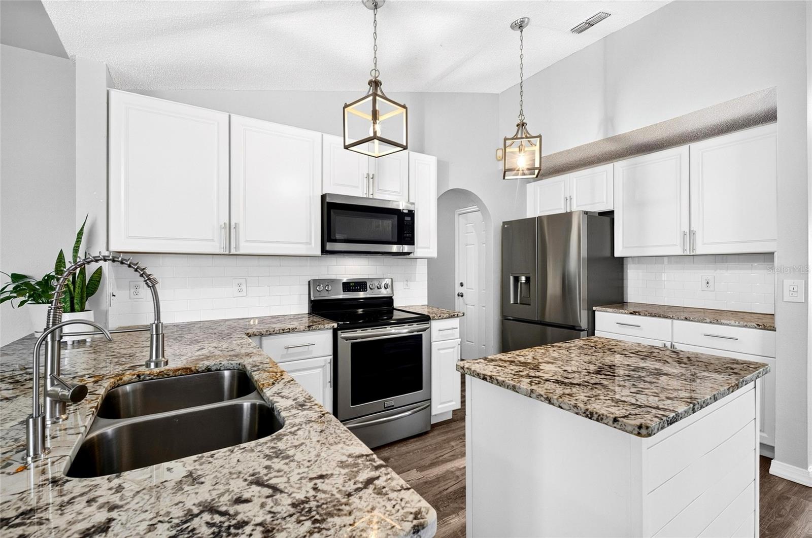 718 TOULON DR, KISSIMMEE, FL — photo 4