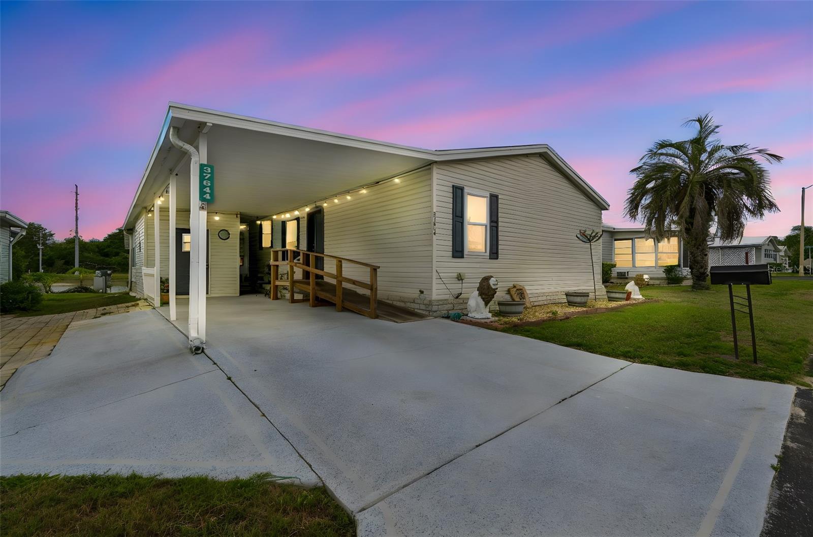 37644 PINATA AVE, ZEPHYRHILLS, FL — photo 2