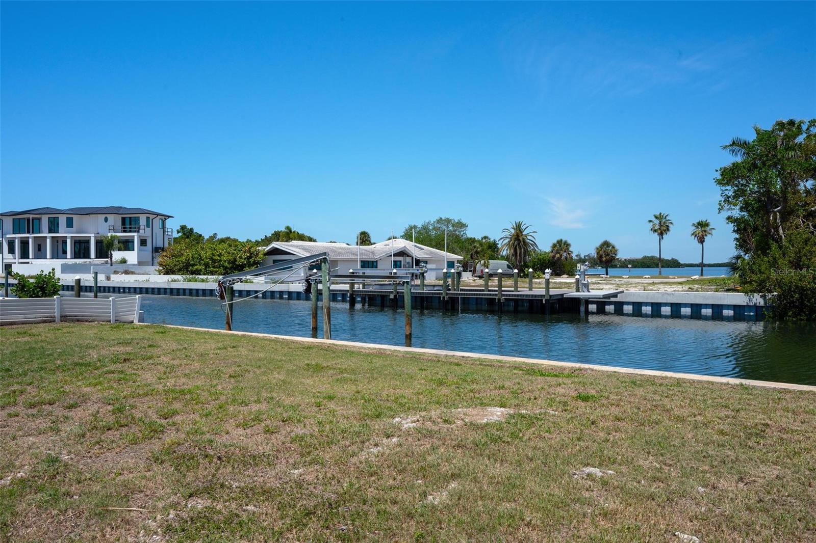 581 ROUNTREE DR, LONGBOAT KEY, FL — photo 15
