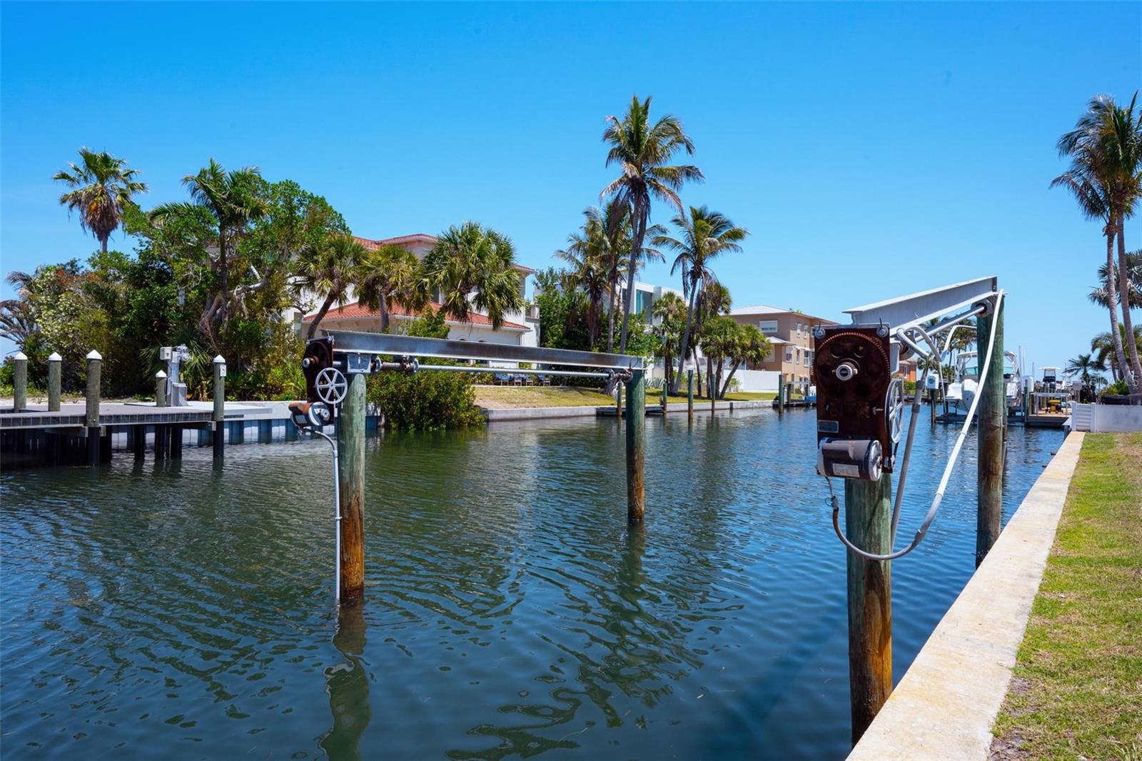 581 ROUNTREE DR, LONGBOAT KEY, FL — photo 16