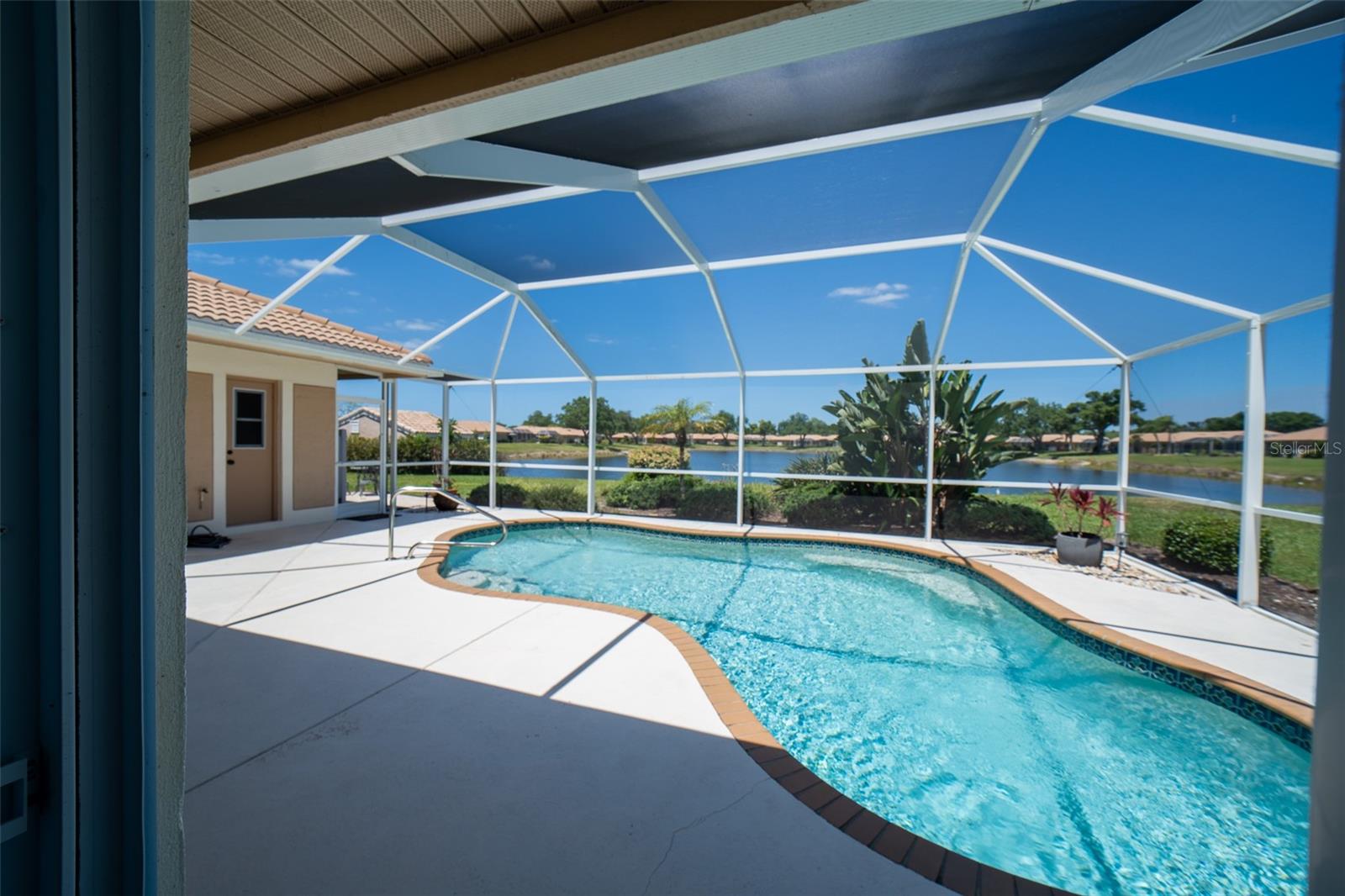 3162 E VILLAGE DR, VENICE, FL — photo 3