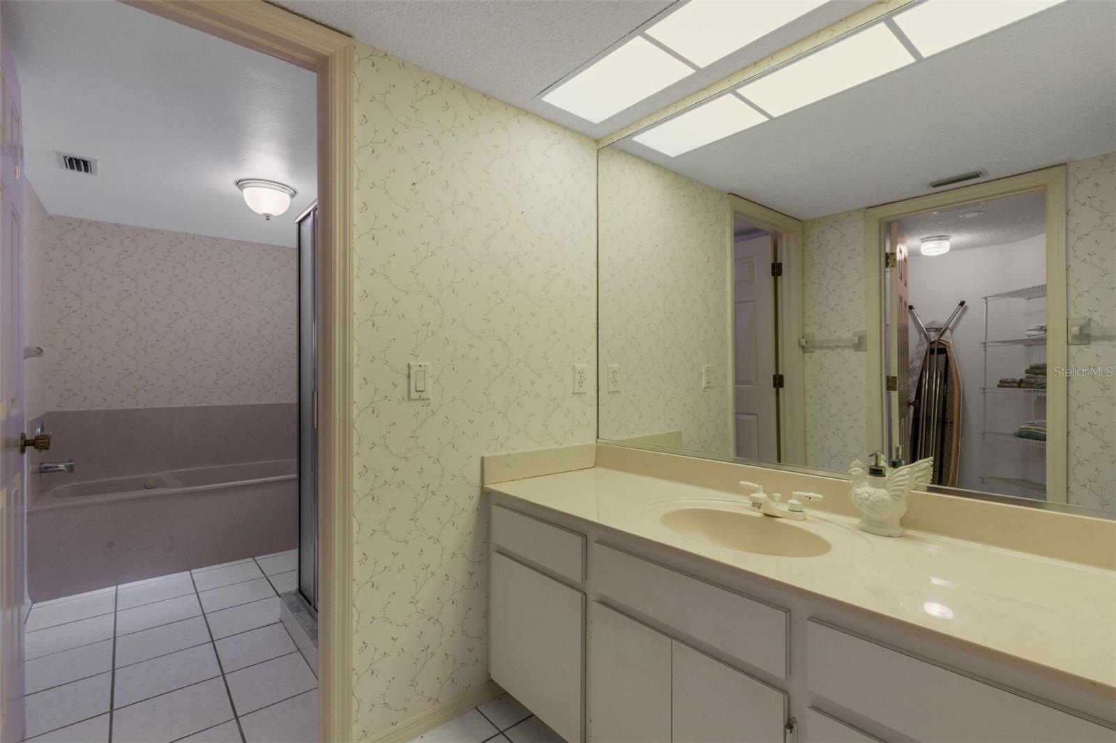 528 W VENICE AVE ## 1, VENICE, FL — photo 27