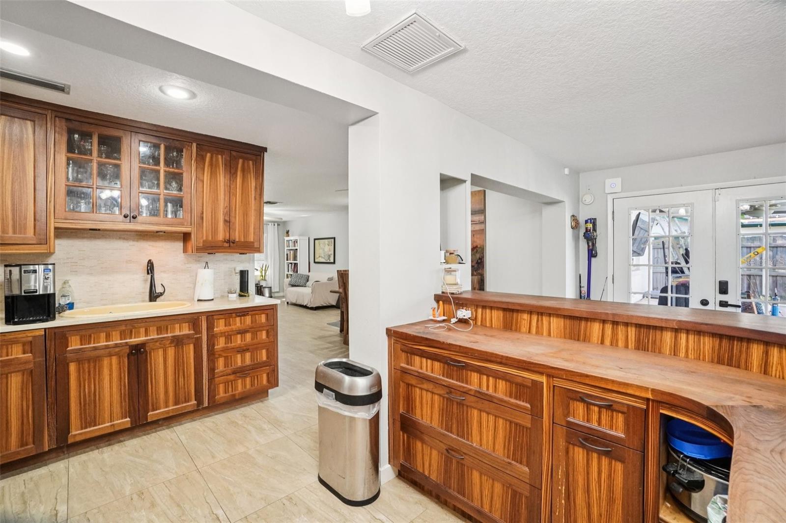 162 SE LINCOLN CIR N, ST PETERSBURG, FL — photo 31