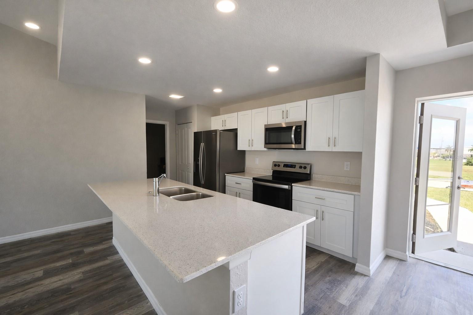 202 NW 25TH PL, CAPE CORAL, FL — photo 3