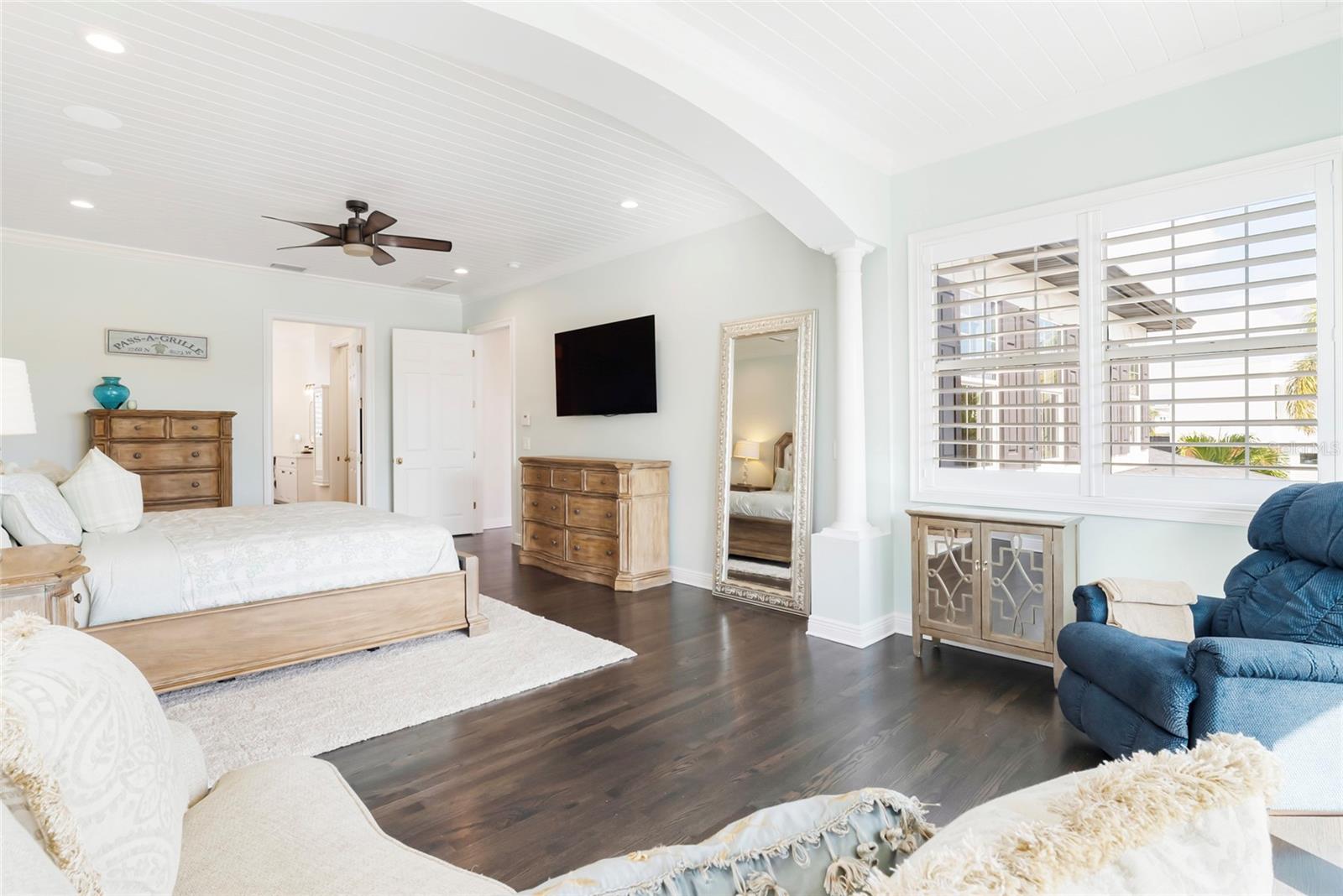 356 BELLEAIR DR NE, ST PETERSBURG, FL — photo 29
