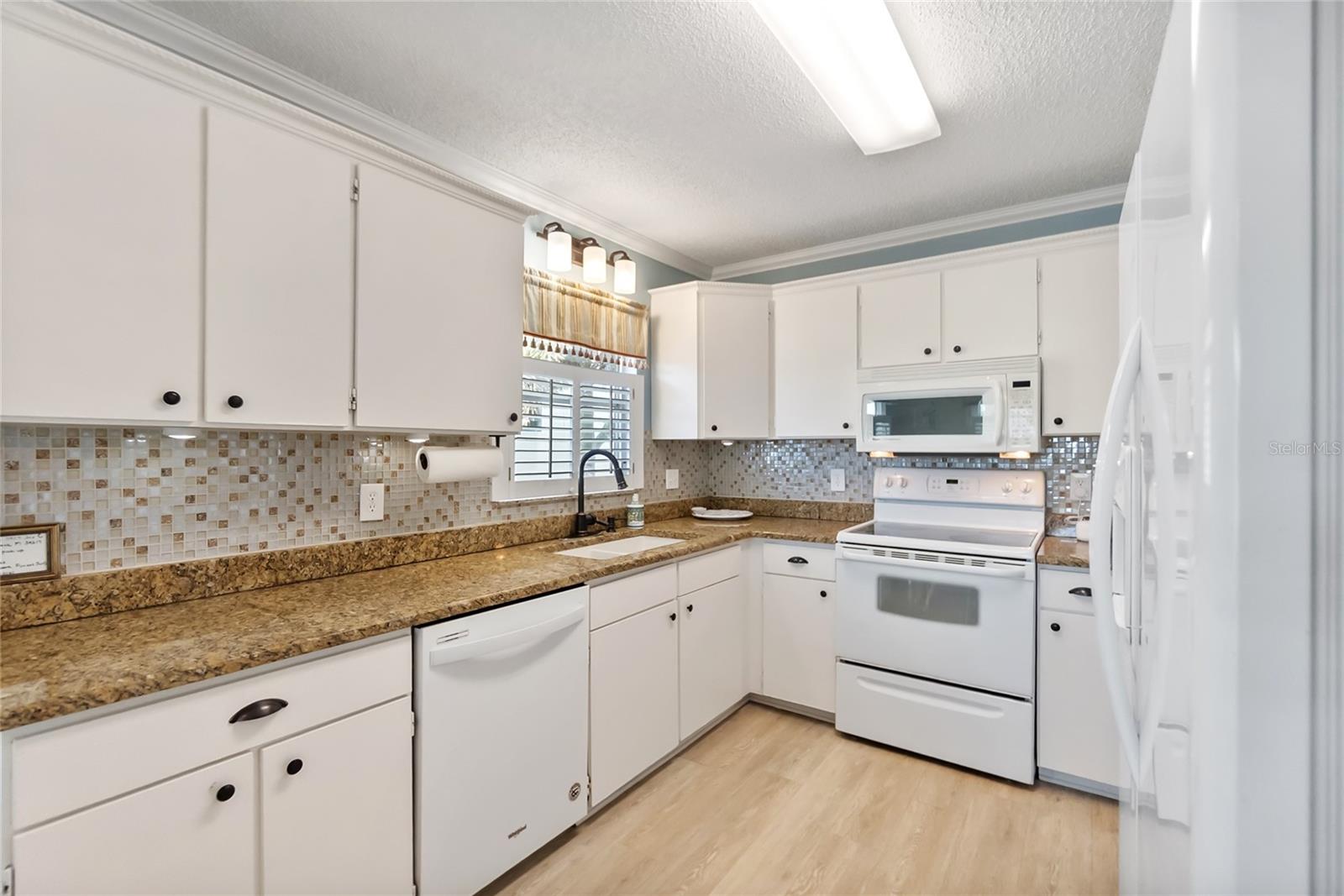 2905 AVENUE C, HOLMES BEACH, FL — photo 16