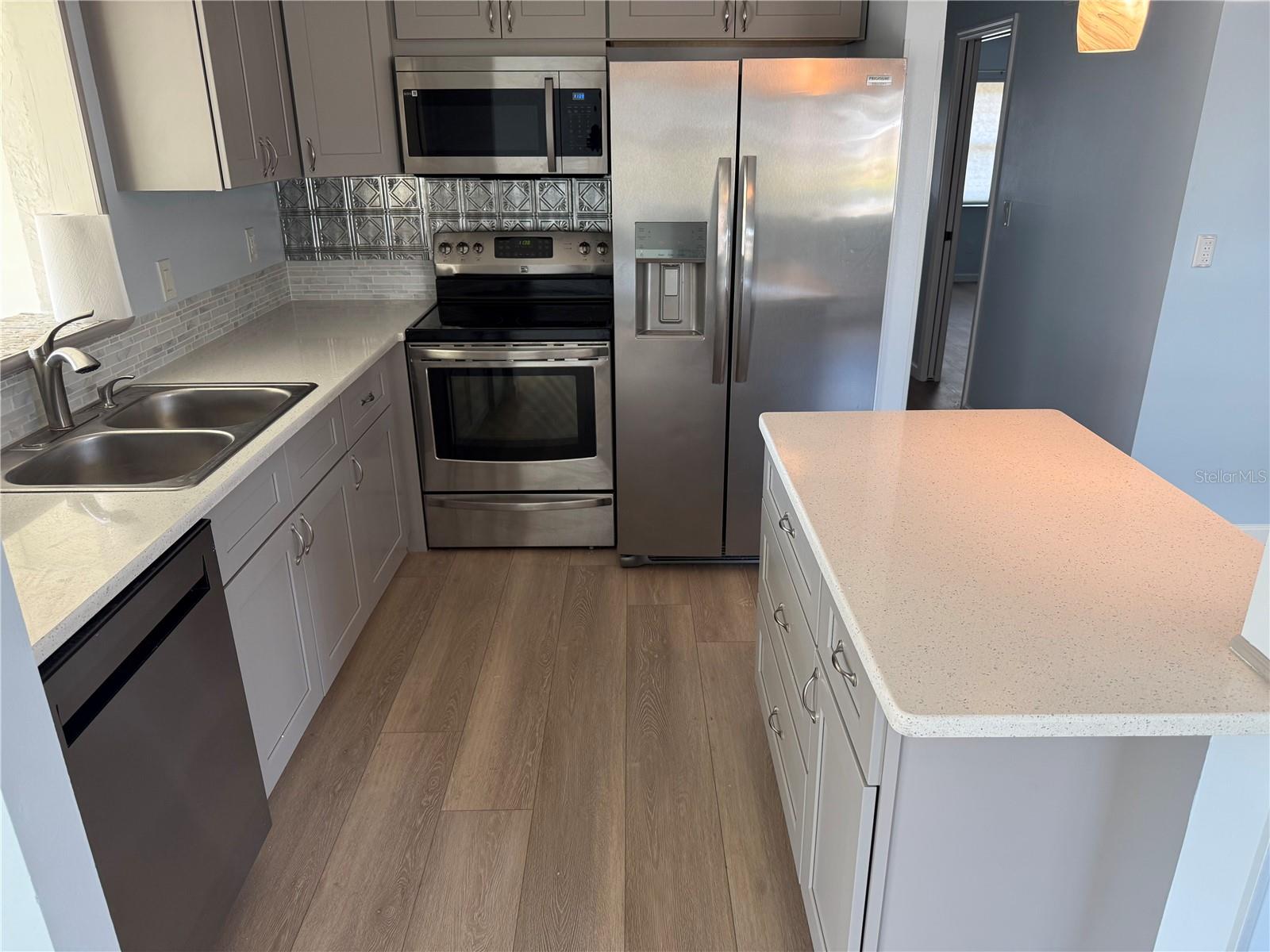 110-112 GLOUCESTER BLVD, SUN CITY CENTER, FL — photo 11