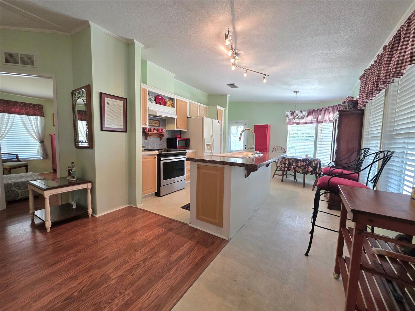 37251 LOIS AVE, ZEPHYRHILLS, FL — photo 8