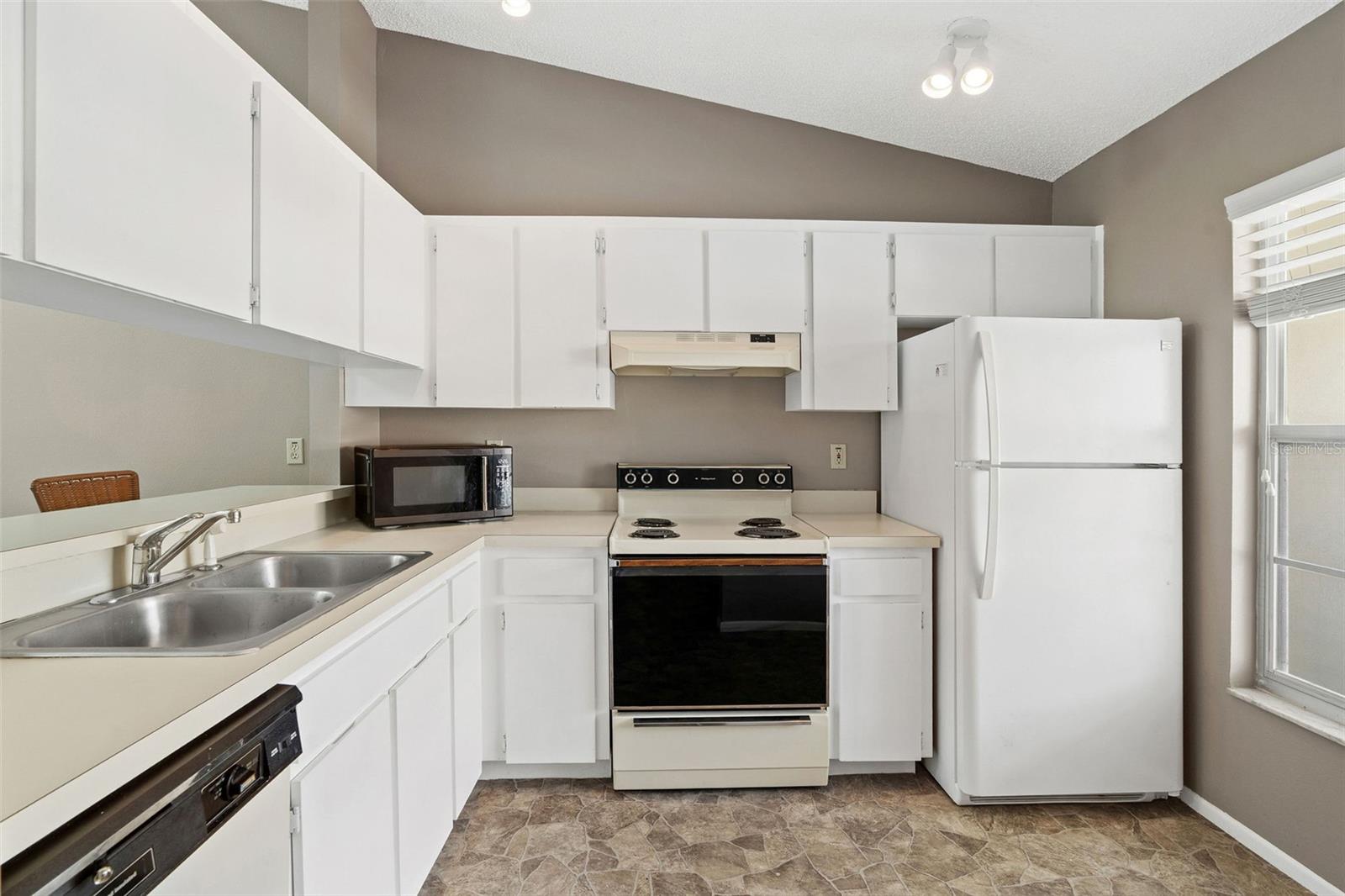 12239 SUN VISTA CT E, TREASURE ISLAND, FL — photo 4