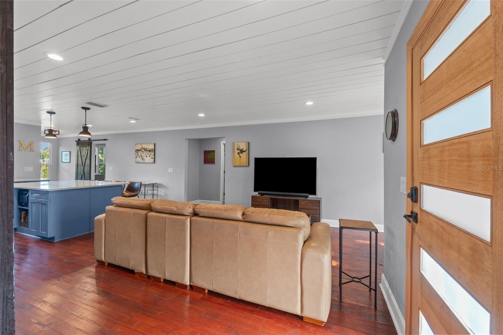1502 E PARK CIR, TAMPA, FL — photo 9